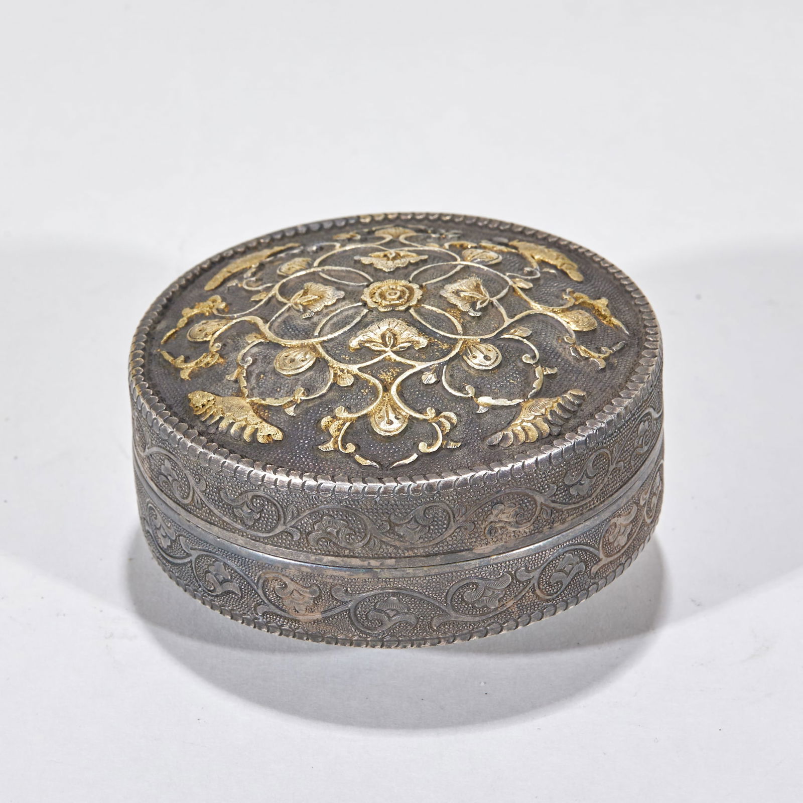 Gilt-Silver Powder Box with Flower Pattern - 2