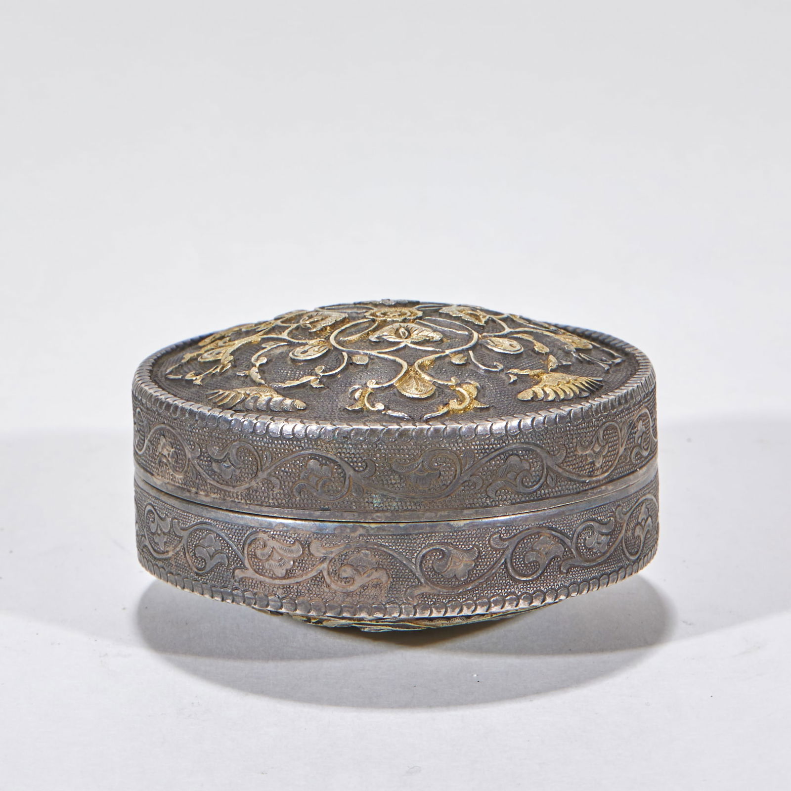 Gilt-Silver Powder Box with Flower Pattern - 3
