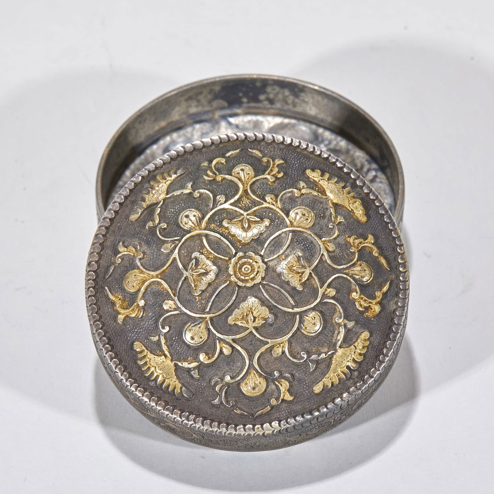 Gilt-Silver Powder Box with Flower Pattern - 5