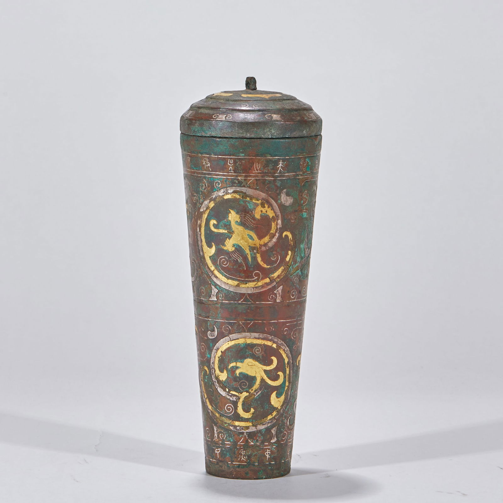 Gold and Silver Inlaid Scripture Tube, Pre-Ming Dynasty: Pre-Ming Dynasty Bronze Scripture Tube with Gold and Silver Inlay Height 19.5cm, Diameter 7cm, Weight 414g Employing the "gold and silver inlay" technique, dragon patterns composed of gold threads and