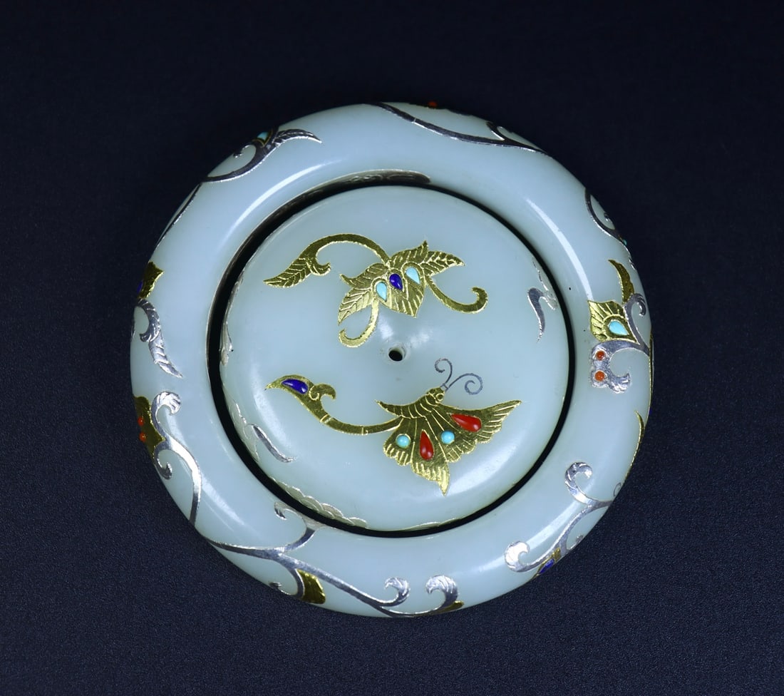 Set of Hetian Jade Bracelet and Peace Buckle with Pure Gold Mounting: Set of Hetian Jade Bangle and Peace Buckle Wrapped in Pure Gold, inner diameter of bangle 5.95cm, outer diameter 8.4cm, diameter of peace buckle 5.5cm, thickness 1.4cm, total weight 186g, made of Heti