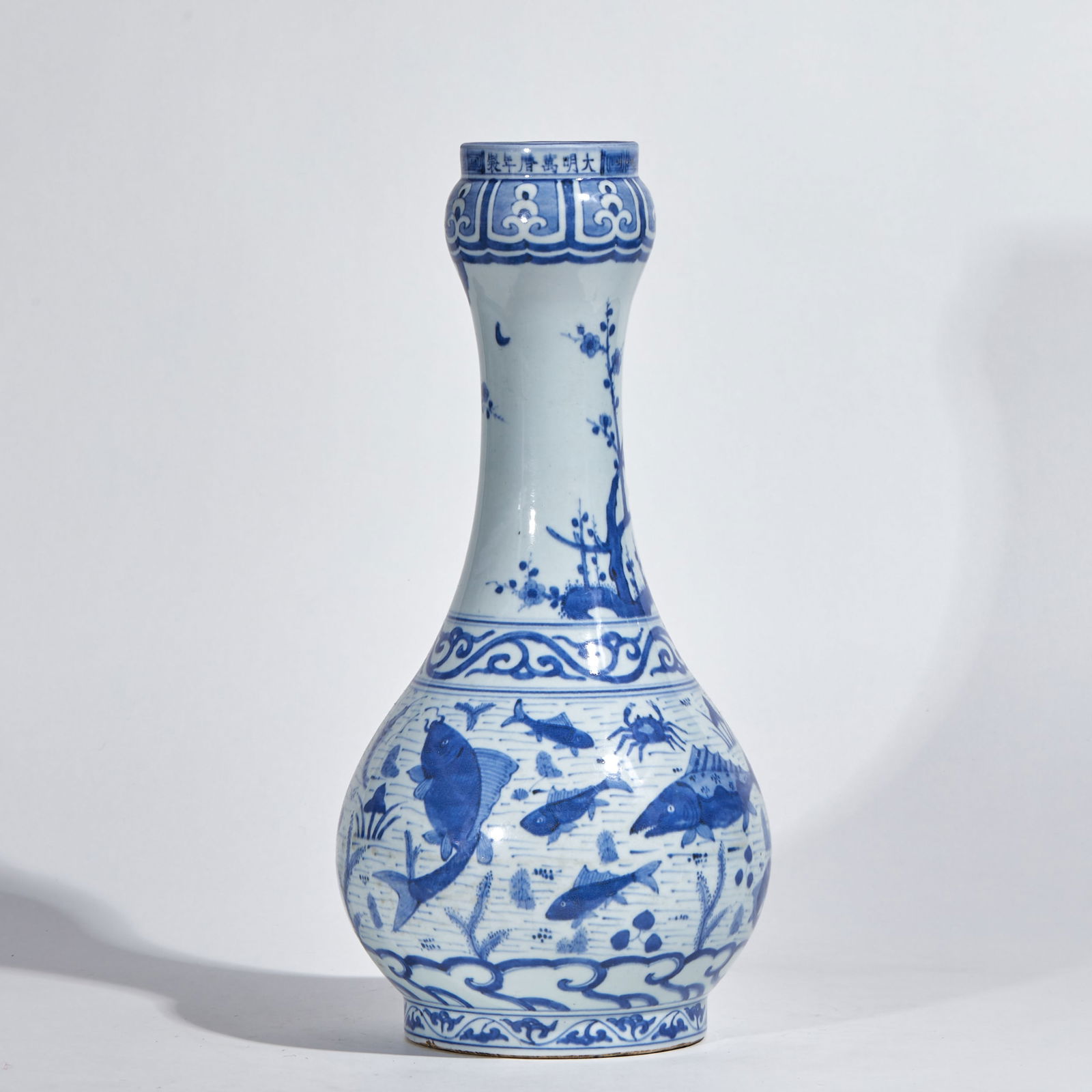 Blue and White Garlic-Head Vase with Fish and Algae Motifs, Wanli Reign of the Ming Dynasty (1 of 9)