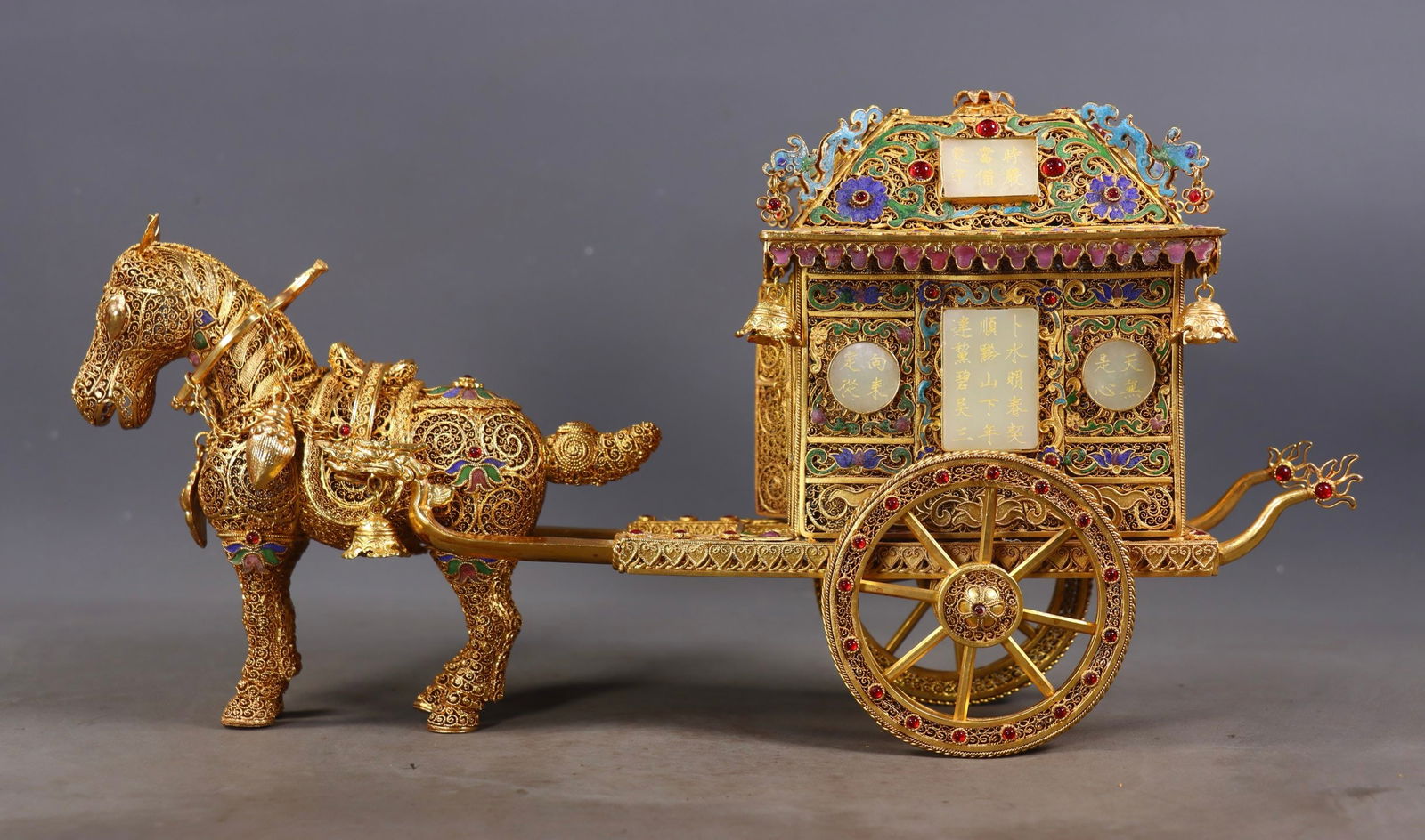Gilt Filigree Hetian Jade Ornament of Horse-Drawn Carriage: Filigree Gilt Gem-Inlaid Hetian Jade Horse-Drawn Carriage Ornament, height 19cm, length 36cm, width 10cm, weight 1170g, silver gilt filigree with Hetian white jade inlaid with gemstones. Adopting