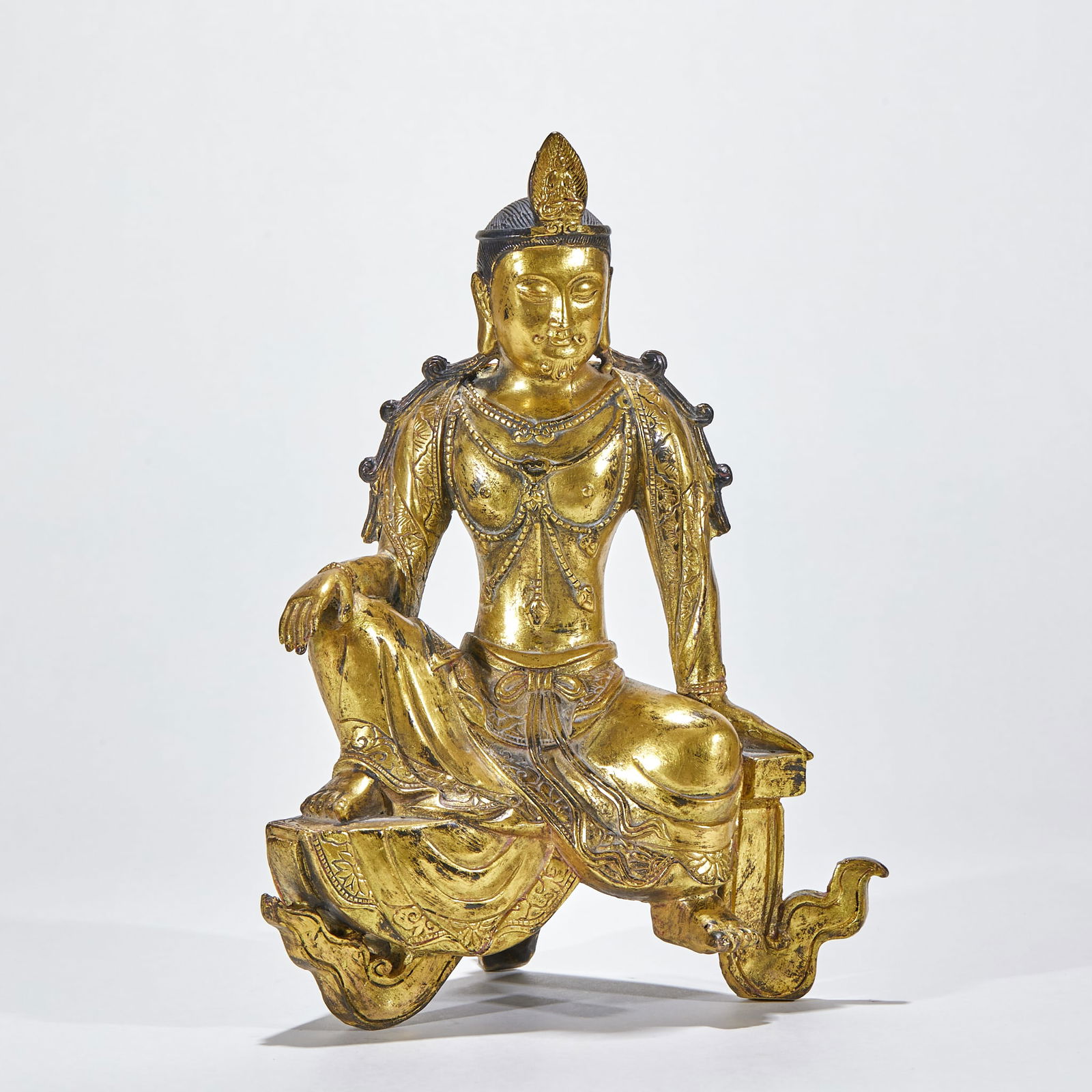 Gilt-Bronze Statue of Guanyin in Free and Unfettered Pose: Gilt Bronze Free-Sitting Guanyin Statue, height 24.5cm, length 18cm, width 16cm, weight 1540g, red copper gilded. Guanyin is in a "free-sitting" posture, wearing a treasure crown and magnificent