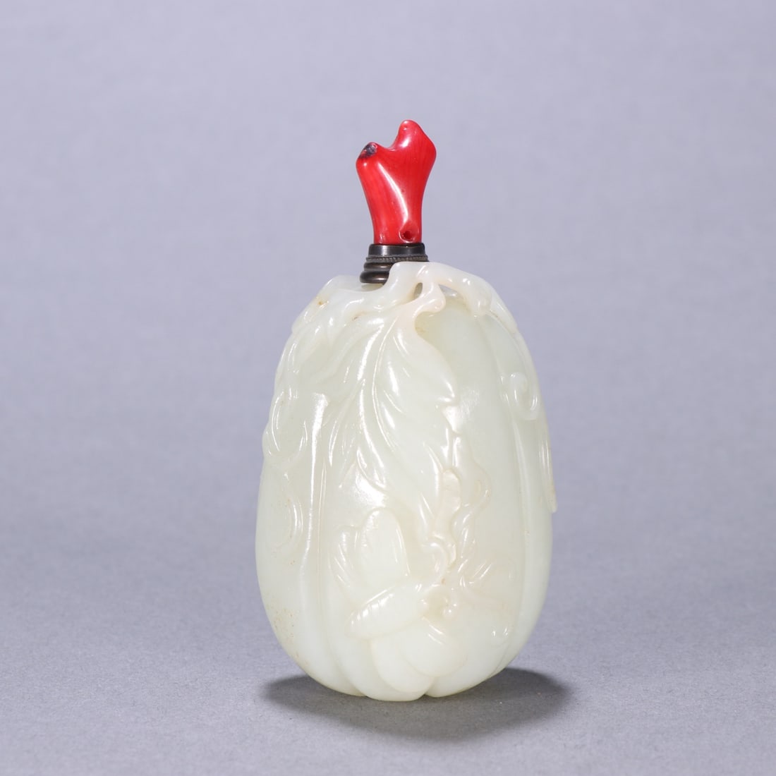 Hetian Jade Snuff Bottle in the Shape of Melons and Fruits, Qing Dynasty: Qing Hetian Jade Fruit and Melon Snuff Bottle, height 8.2cm, width 4.3cm, weight 96.6g, Hetian white jade with a coral lid knob. The bottle body is carved in the shape of fruits and melons, decorated
