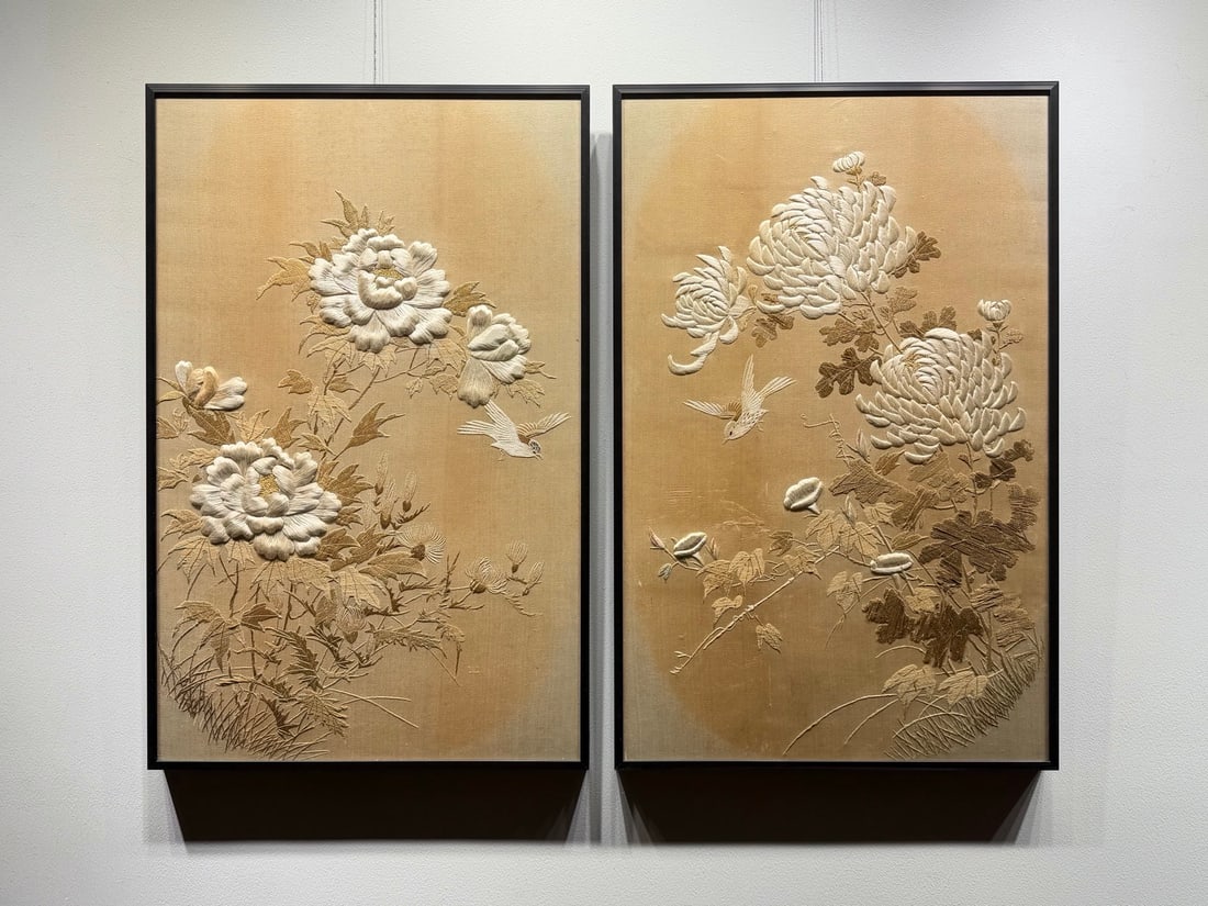 Pair of Embroidered Screens Chrysanthemum Viewing , Republic of China Period: Republic of China Embroidery Double Screen Chrysanthemum Appreciation , length 76cm, width 49cm