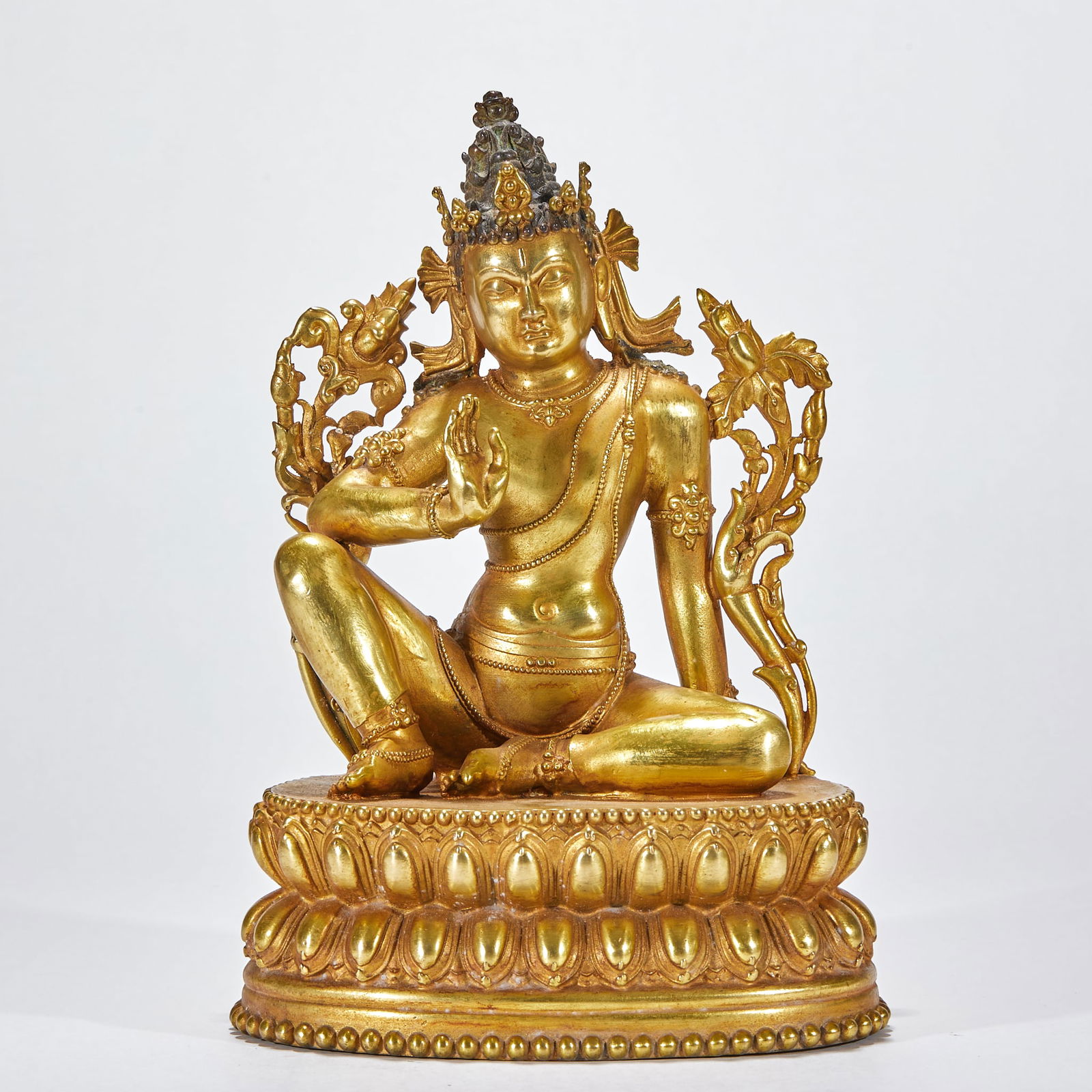 Gilt-Bronze Guanyin Statue in Free and Unfettered Pose: Gilt Bronze Free-Sitting Guanyin Statue, height 24.5cm, length 17.5cm, width 14cm, weight 2845g