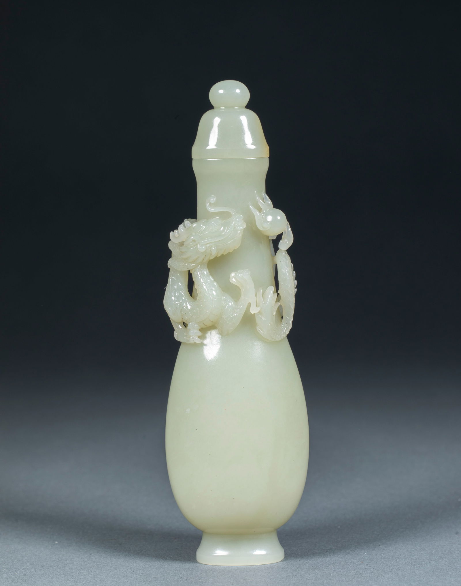 Hetian Jade Seed Material Dragon Vase: Hetian Jade Seed Material Dragon Vase, height 18cm, width 5.3cm, thickness 4cm, weight 219g