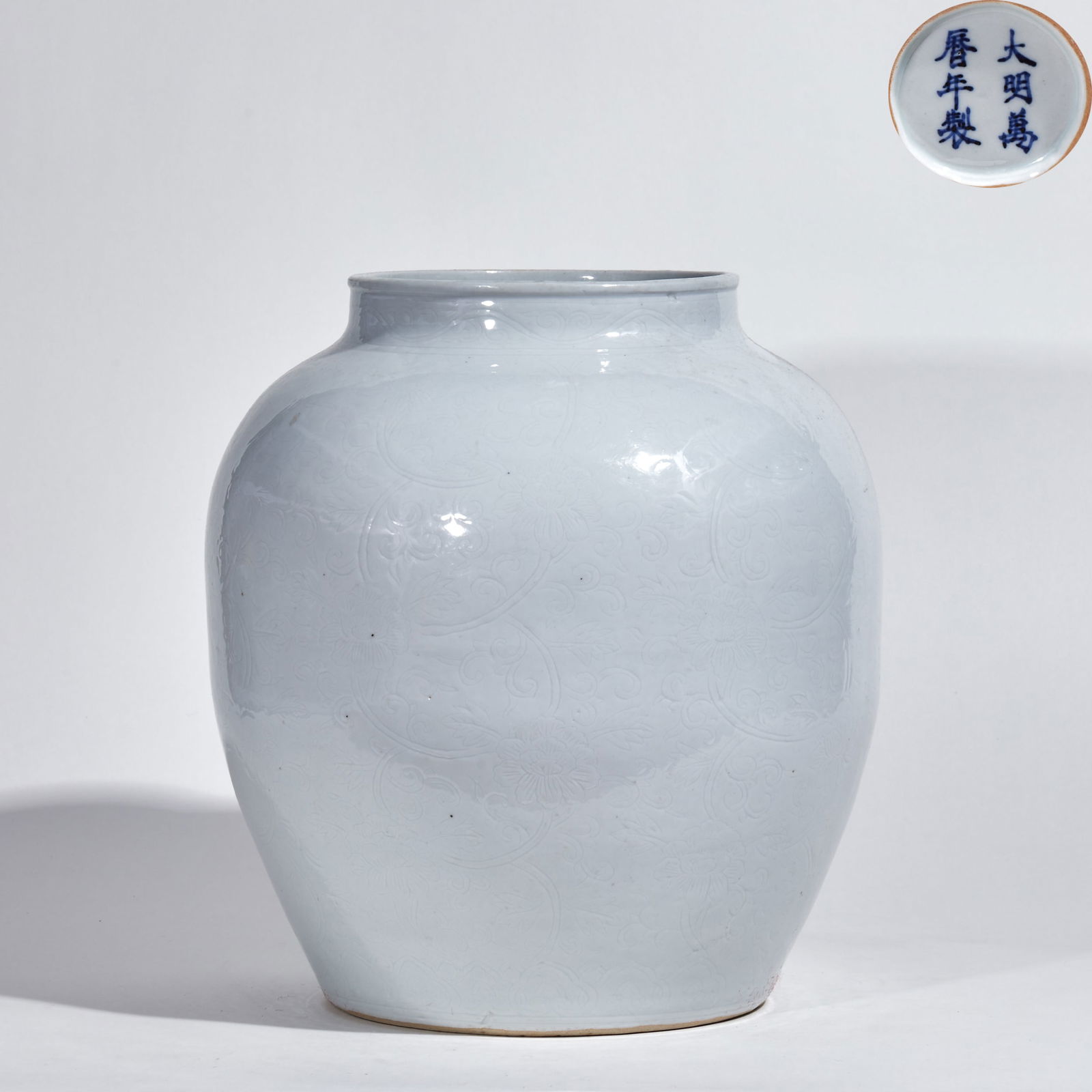 Egg-White Glazed Jar with Incised Interlocking Flower Patterns, Wanli Reign of the Ming Dynasty (1 of 7)