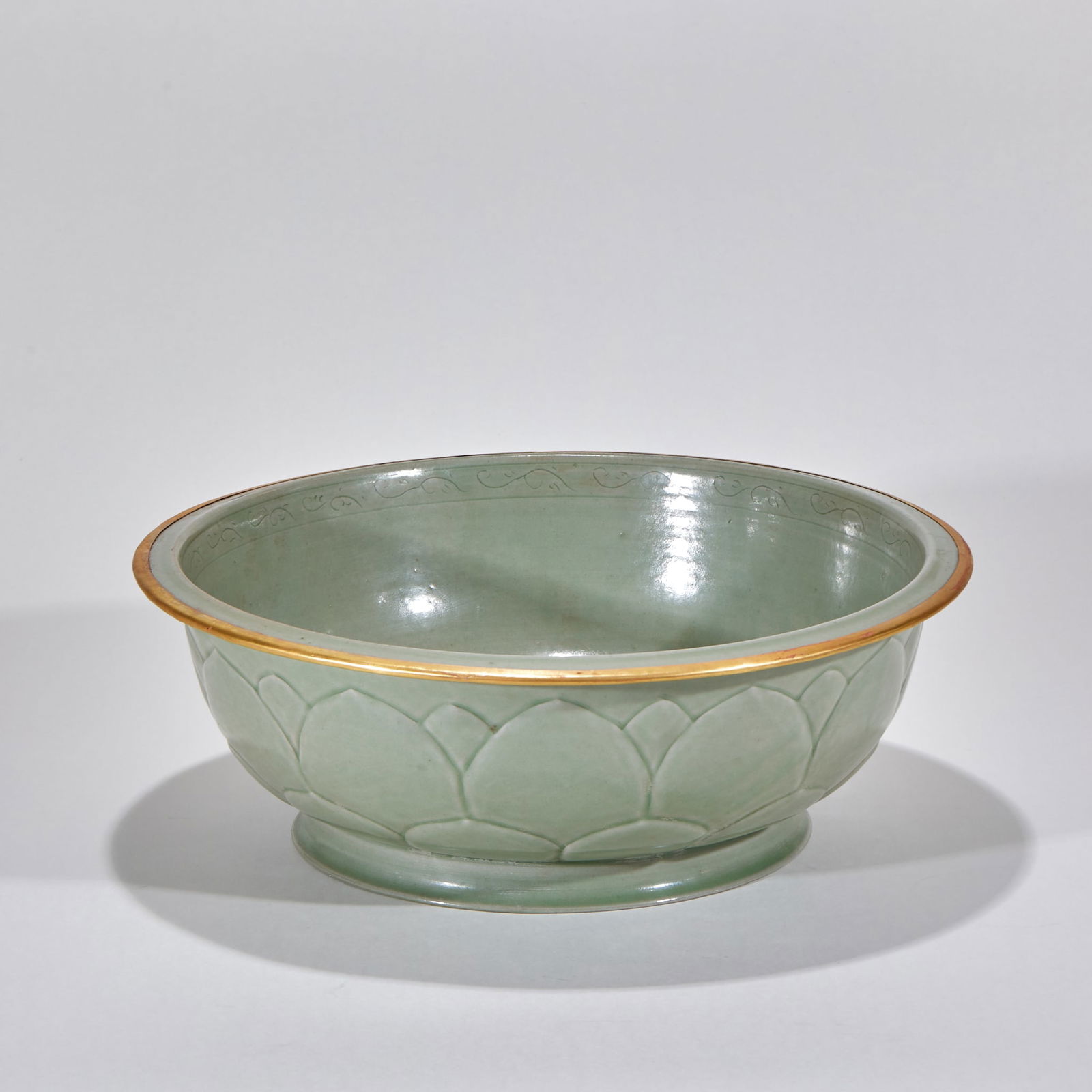 Appreciation plate with double dragons playing a pearl, Yue kiln, gold-rimmed (1 of 6)