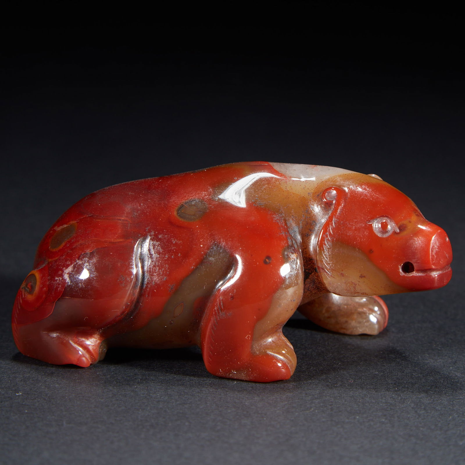 Jade beast ornament, agate: Agate Jade Beast, H: 3cm, L: 7.3cm, W: 4cm, 113g. This archaic agate carving dates from the Han to the Tang Dynasty, mostly unearthed from noble tombs. Carved from southern red agate with natural