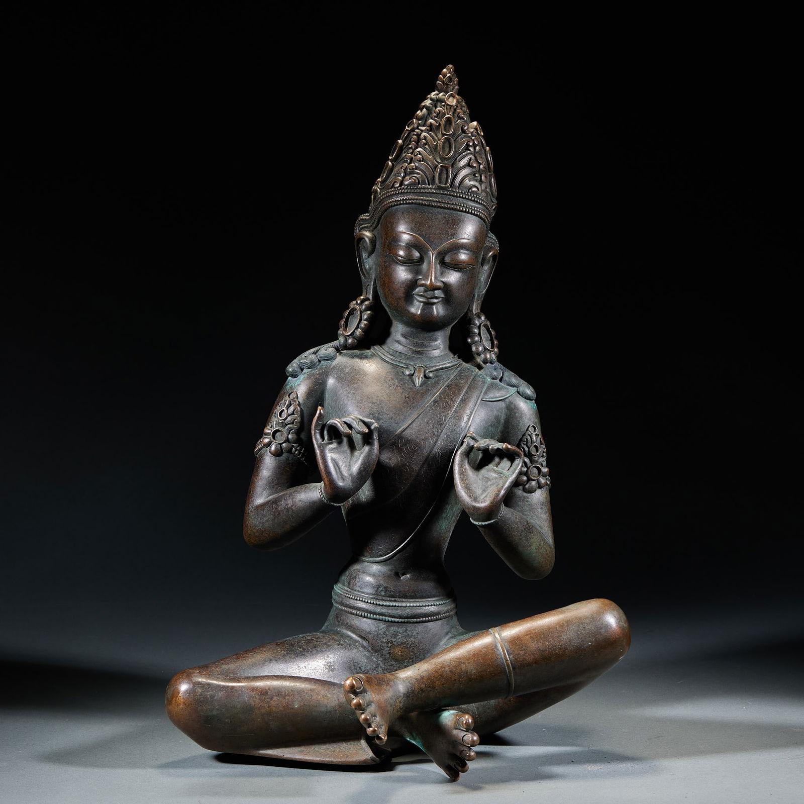 Free Guanyin Buddha statue, alloy bronze: Alloy Bronze Free Guanyin Buddha Statue, H: 46.5cm, L: 31cm, W: 26cm, 8275g. Produced in a Tibetan Buddhism temple or imperial workshop in the Ming Dynasty with styles influenced by Nepal and Xizang,