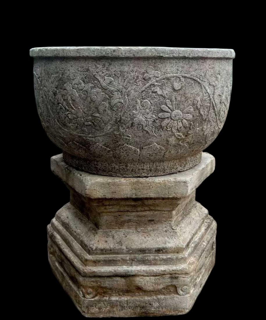 A set of stone basins, blue stone, Qing Dynasty: Qing Dynasty, Bluestone Stone Basin Set, H: 113cm, D: 52cm. Carved in Jiangnan stone carving workshops in the Qing Dynasty, it was a noble courtyard display piece made of bluestone with low relief int