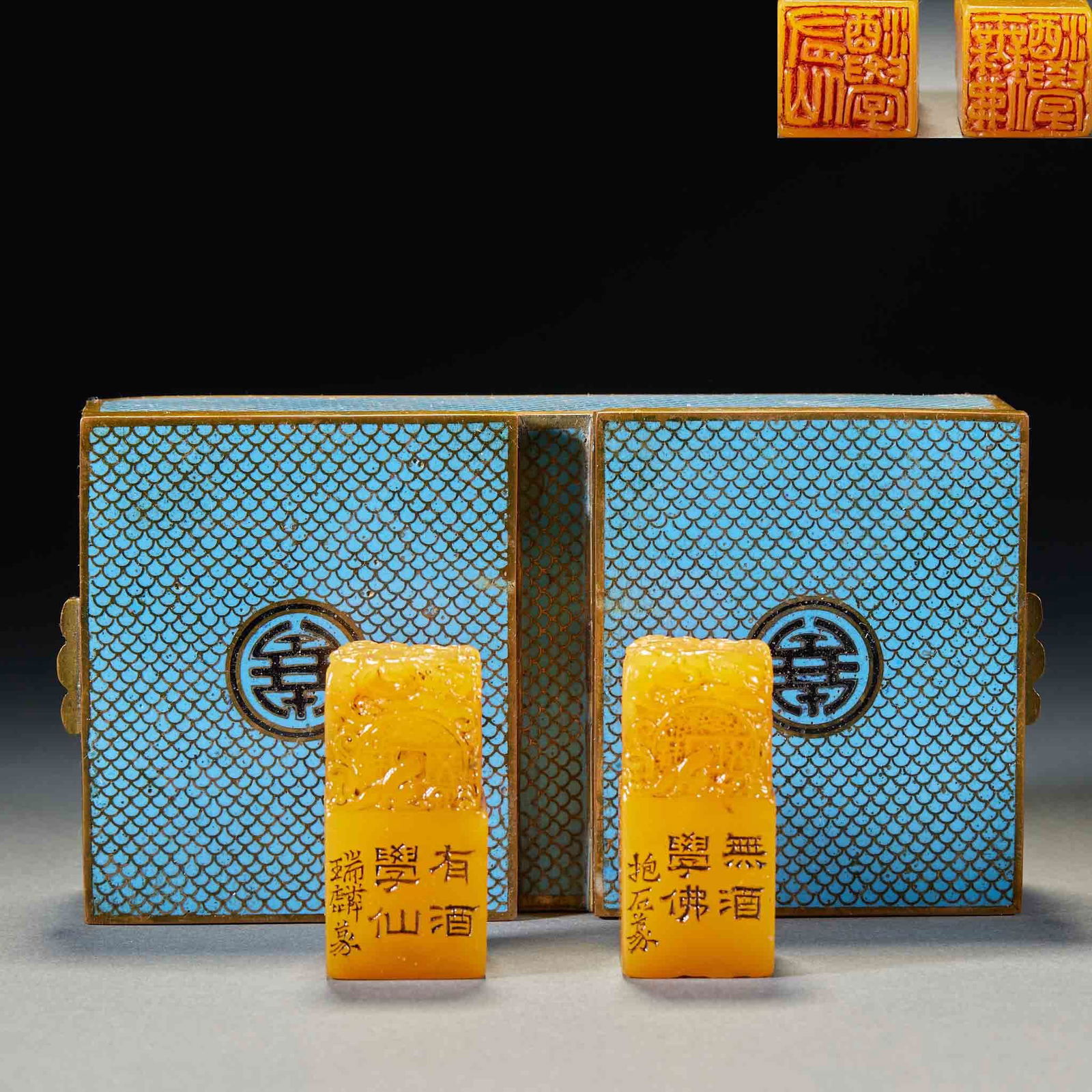 Tianhuang Stone Seal with Dragon Playing a Pearl Pattern, Carved from Bao Stone: Tian Huang Stone Seal Carved by Fu Baoshi with the Theme of "Dragon Playing with a Pearl", a single one is 5.1cm in height, 2.3cm in length, 2.3cm in width and 150g in weight, custom-made by Fu