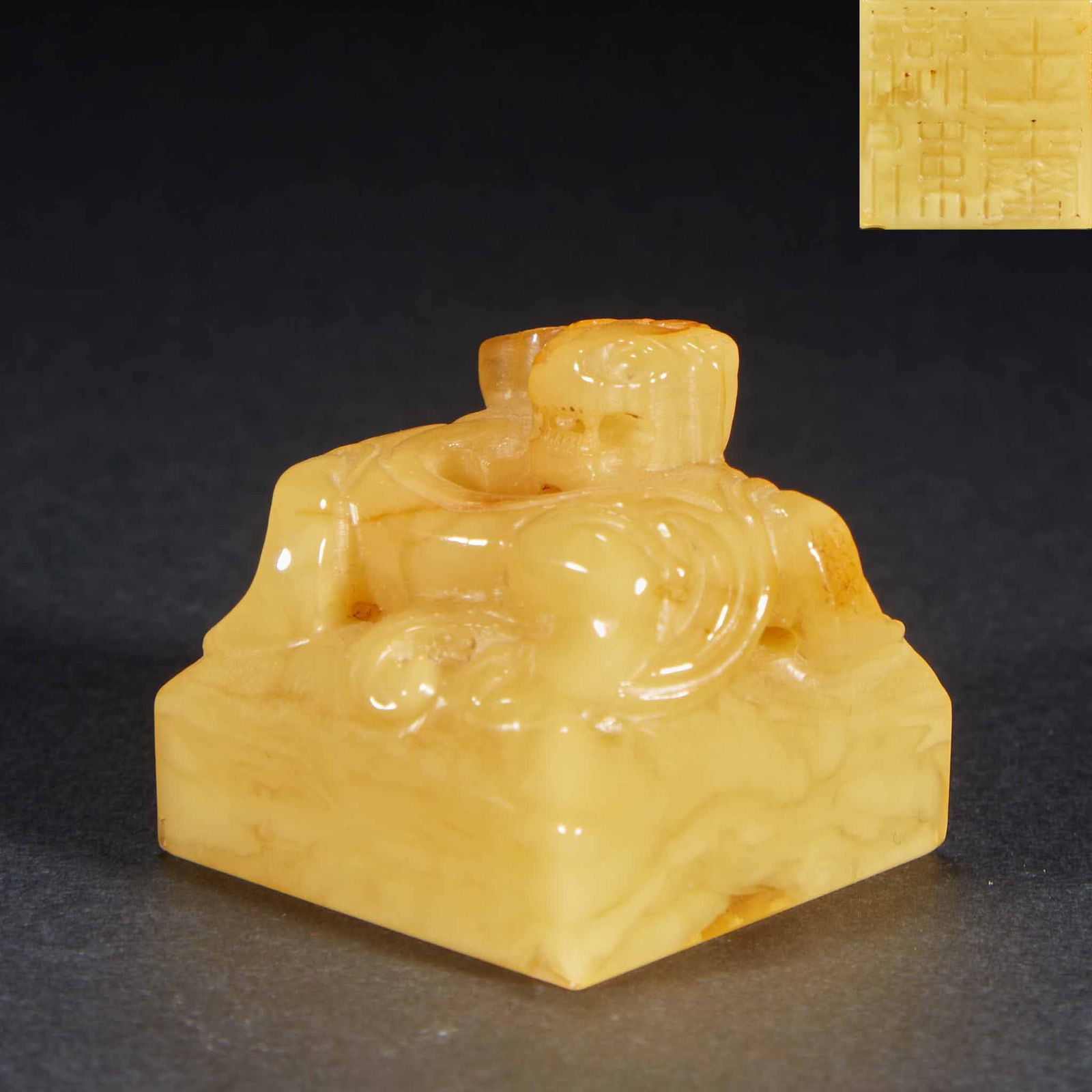 Auspicious Beast Seal, Amber: Amber Beast Seal, 2.5cm in height, 2.5cm in length, 2.5cm in width and 12g in weight, a study seal custom-made for literati and refined scholars from the Ming Dynasty to the Qing Dynasty. Made of
