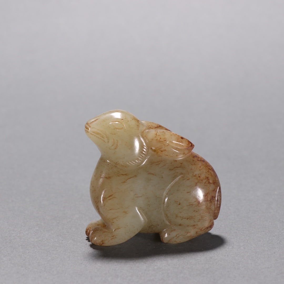 Jade Hare, Hetian Jade, Ming Dynasty: Hetian Jade Rabbit of the Ming Dynasty, 4.8cm in height, 5cm in width and 87.5g in weight, produced in the Suzhou jade carving workshop (Su style) of the Ming Dynasty, it is a hand play piece for the
