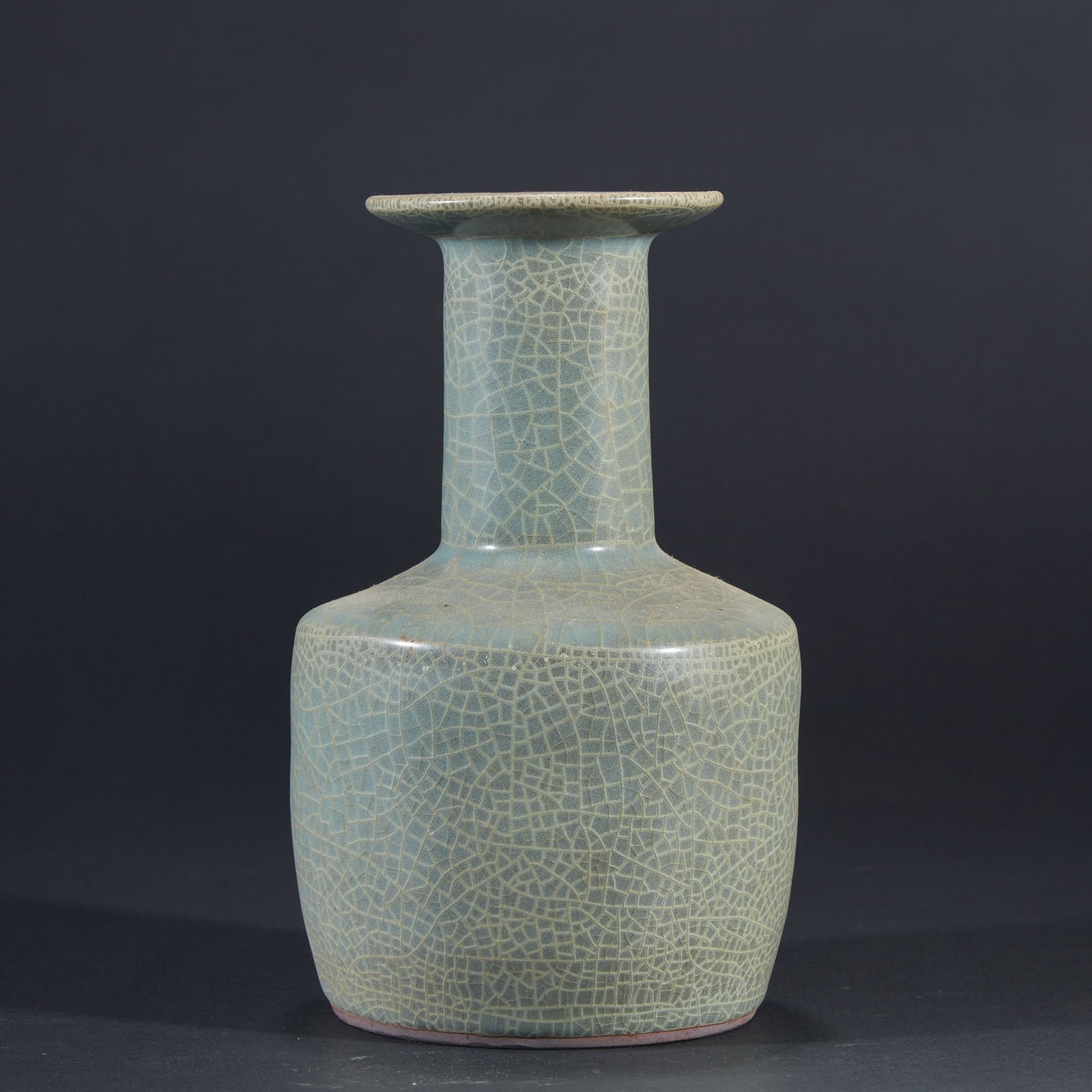 Plate-Mouth Vase, Official Kiln: Official Kiln Vase with a Plate Mouth, 19cm in height and 12cm in belly diameter. Produced by the official kiln of the Song Dynasty (Kaifeng, Henan), it was a tribute porcelain for the imperial