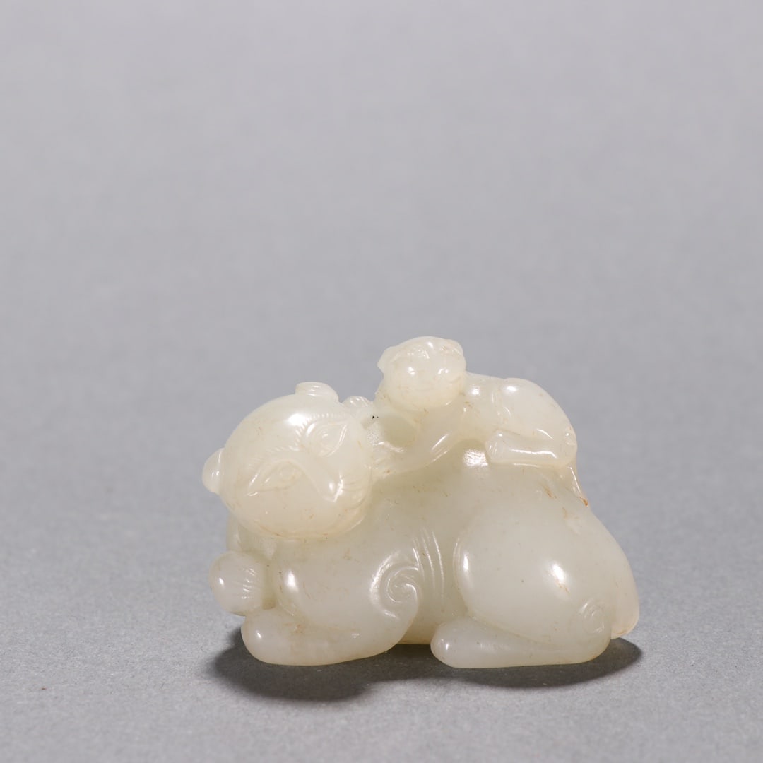 Mother and Child Beast Ornament, Hetian Jade, Ming Dynasty: Hetian Jade Mother and Son Beast of the Ming Dynasty, 3.8cm in height, 5.4cm in width and 74g in weight, Produced by a Suzhou jade carving workshop in the Ming Dynasty, it was a paperweight or handhel