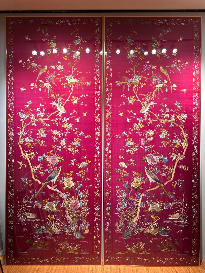 Large-Sized Exquisite Guangdong Embroidery Hundreds of Birds Singing in Contention: Giant High-Quality Guang Embroidery "Hundred Birds Singing in Competition", 341 132cm, Produced by an embroidery workshop of the Thirteen Hongs in Guangzhou in the Late Qing and Republic of China