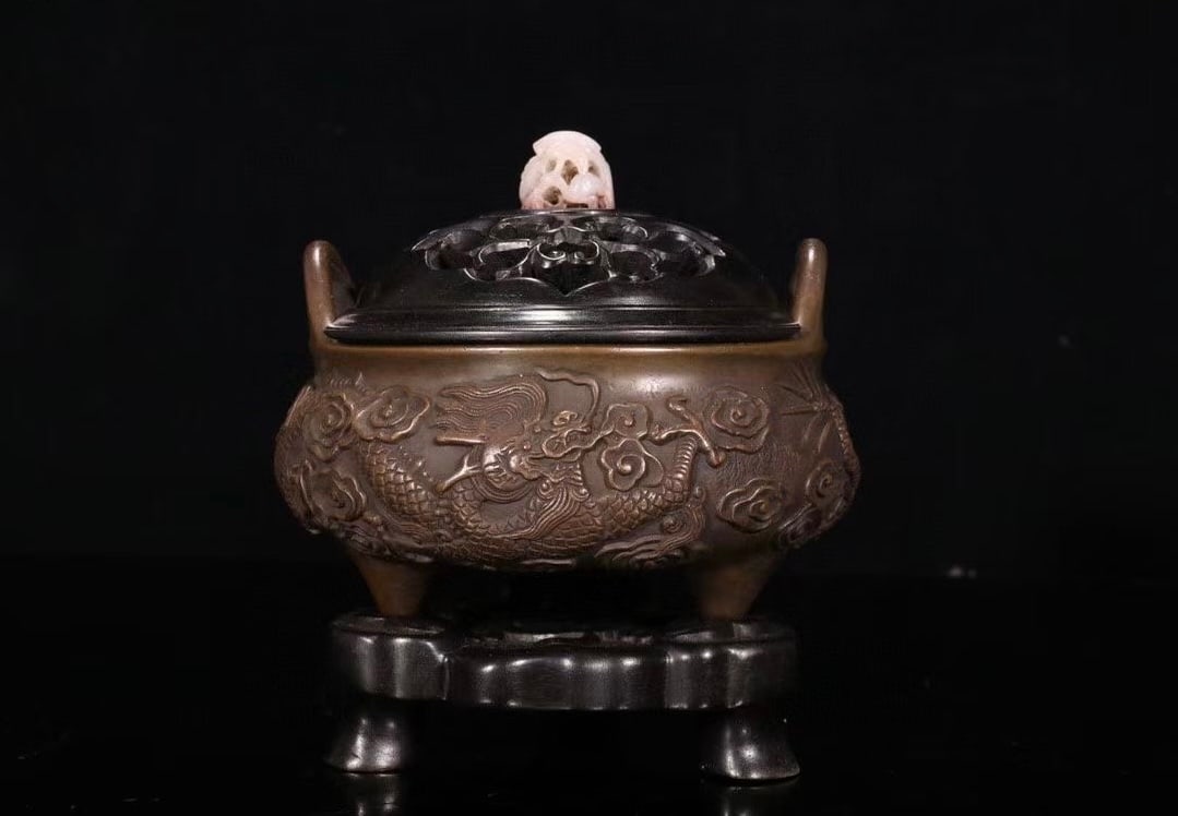 Three-Foot Incense Burner with Double Ears and Auspicious Dragon Pattern (1 of 9)