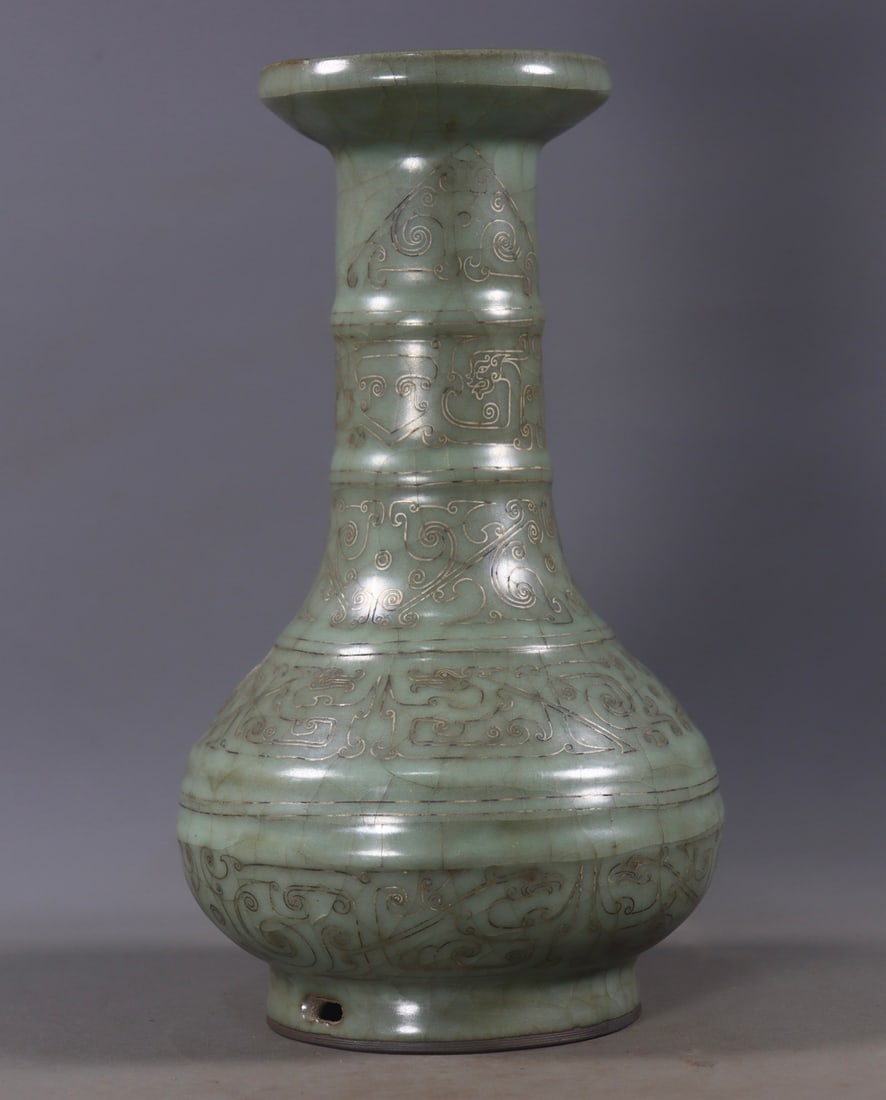 Garlic-Head Vase with Silver Wire Inlay: Garlic-Head Vase Inlaid with Silver Wire, H:23.5cm, Belly D:12cm, Wt:892g