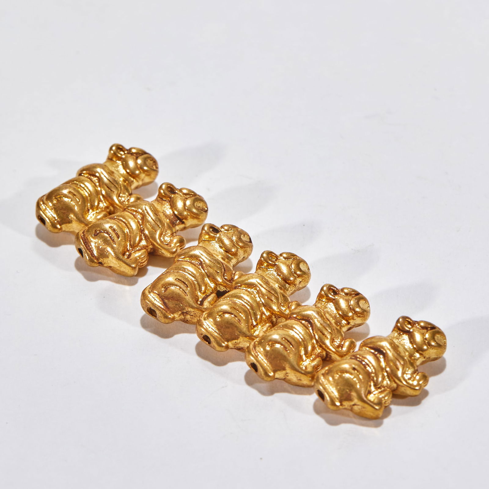 Ox-Head Spacer Bead: Ox-shaped Spacer Bead, length 2 cm, width 1 cm, weight 27 g. A component of noble ornaments of the northern nomadic peoples (Xiongnu) from the Warring States Period to the Han Dynasty, unearthed from