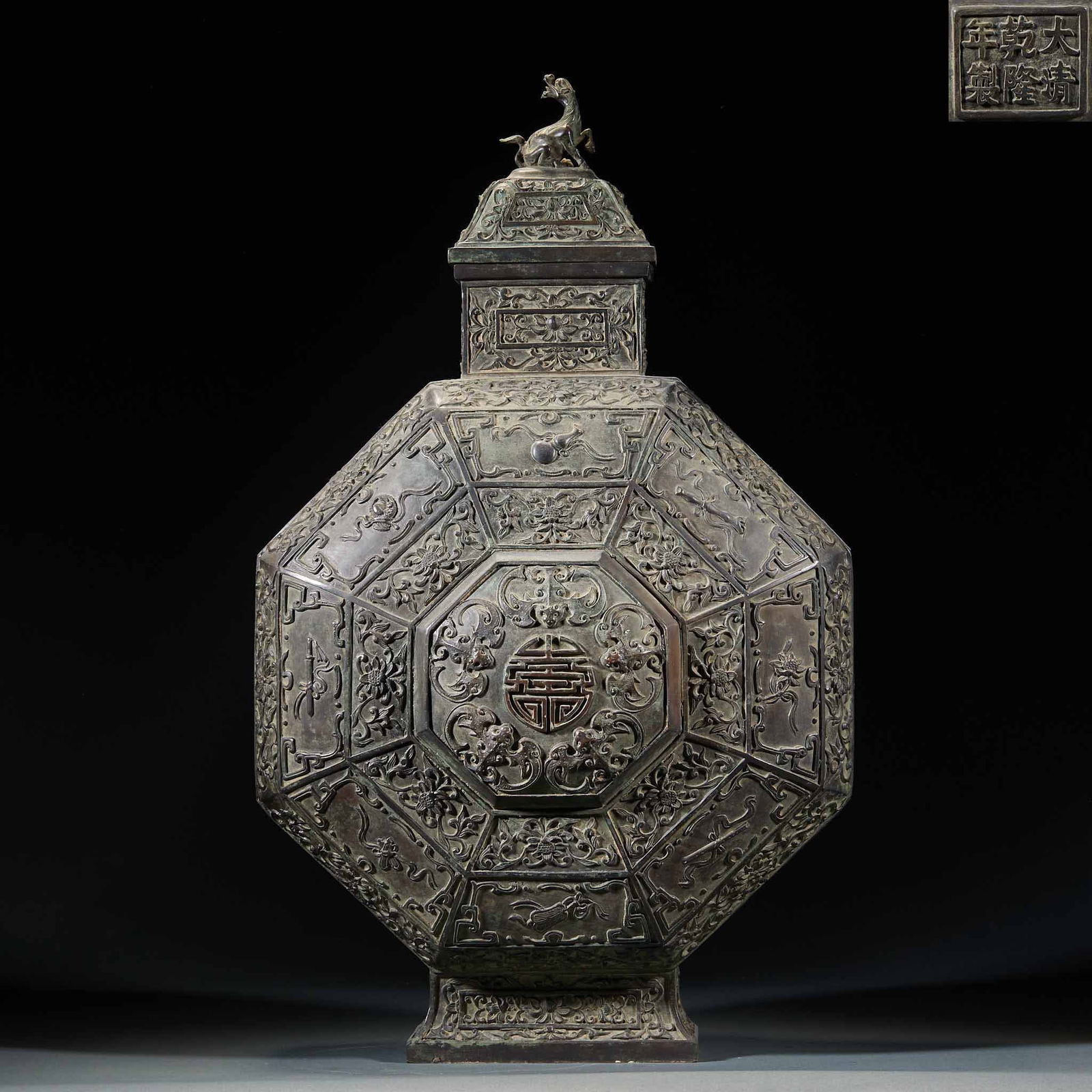 Eight Treasures Flat Vase, Marked "Made in the Qianlong Reign of the Great Qing Dynasty": Eight Treasures Flat Vase with the Mark of Made in the Qianlong Reign of the Great Qing, height 50 cm, length 30 cm, thickness 20 cm, weight 9800 g. An imperial decorative utensil of the Imperial