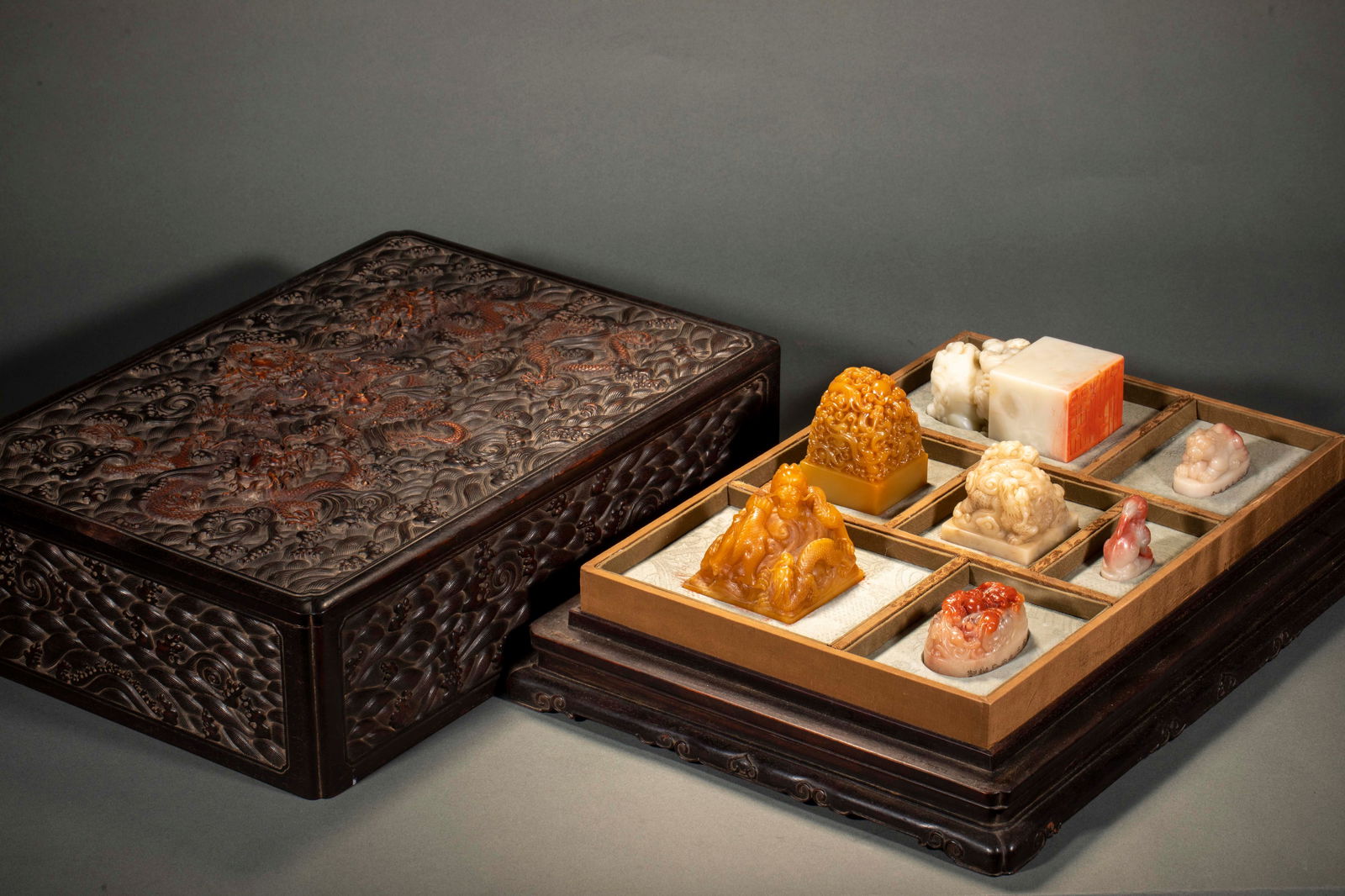 A Set of Qing Dynasty Tianhuang and Shoushan Stone Seals with Animal Knobs: Qing Dynasty, Tianshan Shoushan stone, beast-shaped seal set, 10.5 cm in height, 6 cm in length, 6 cm in width, 2966g in weight