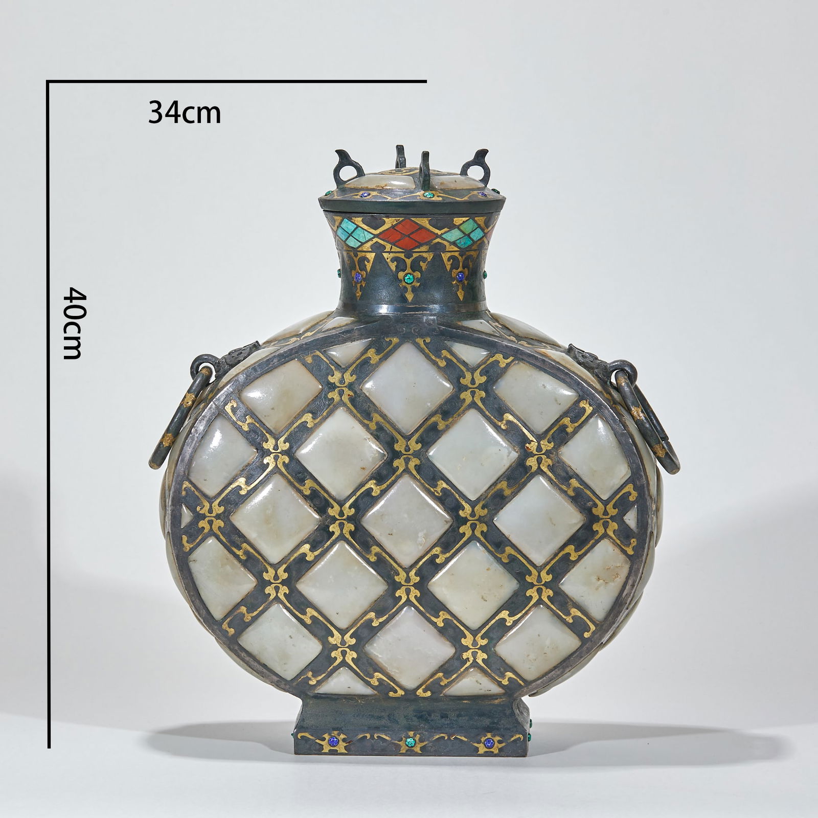 Gold and Silver Inlaid Jade Flat Vase, Pre-Ming Dynasty: Pre-Ming Dynasty cloisonné gold-inlaid jade-inlaid flat bottle, height 40 cm, length 34 cm, width 12 cm, weight 6,124 g