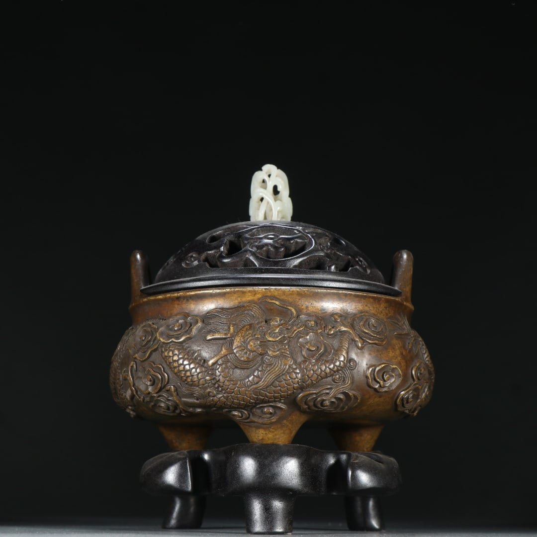 Bronze Censer with Cloud and Dragon Motifs, Xuande Mark, Ming Dynasty: A copper-based incense burner with cloud and dragon patterns from the Xuande period of the Ming Dynasty, 17.2 cm high and 13.3 cm wide, weighs 1775.6g.