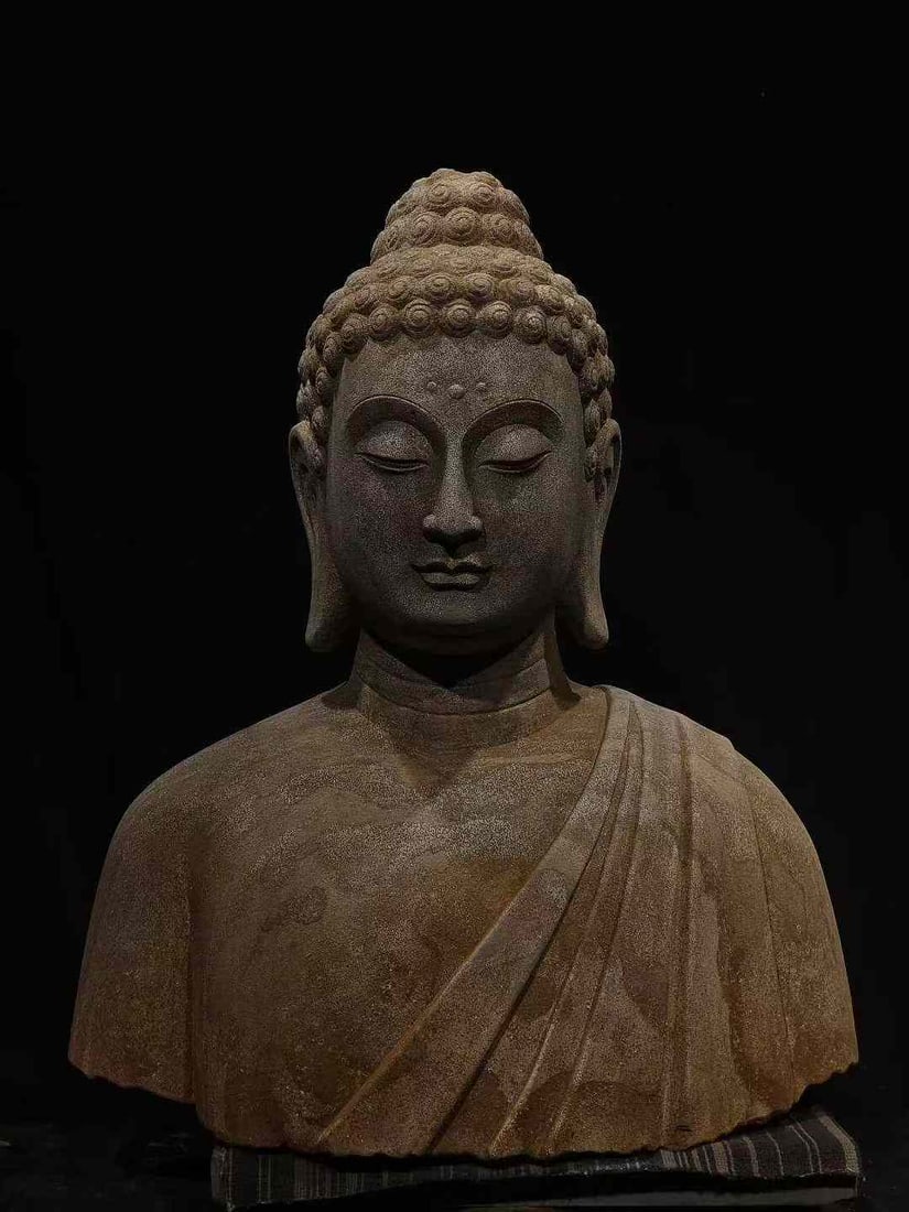 Giant Buddha Body, Northern Wei Dynasty: A large Buddha from the Northern Wei Dynasty, 82 cm high, 70 cm long and 33 cm wide.