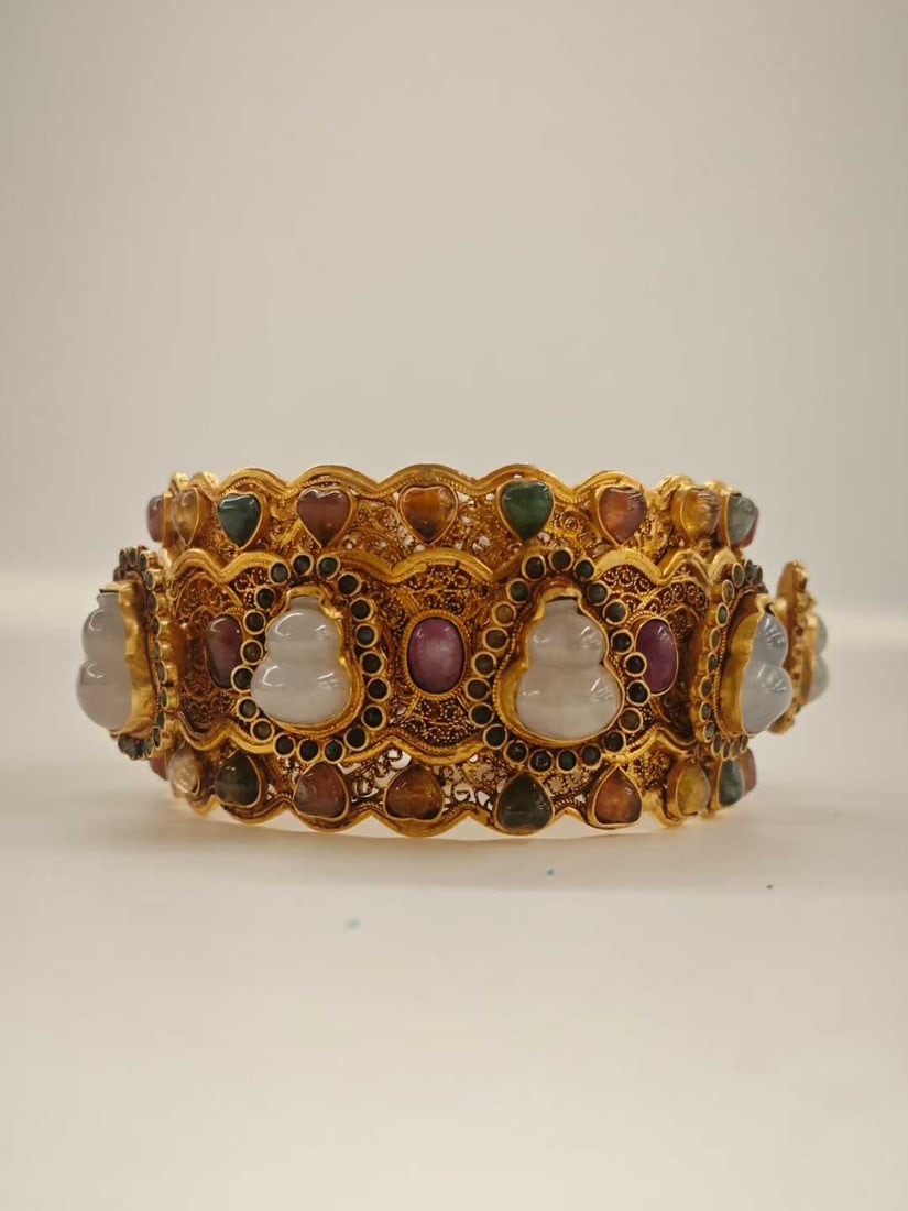 Filigree multi-jewel jadeite gourd bracelet: Filigree jadeite gourd bangle. Inner diameter 5cm, weight 129.75g. Inheriting Ming filigree inlay and Qing multi-treasure inlay style, a modern court-style jewelry. Gilded silver or 18K gold inlaid