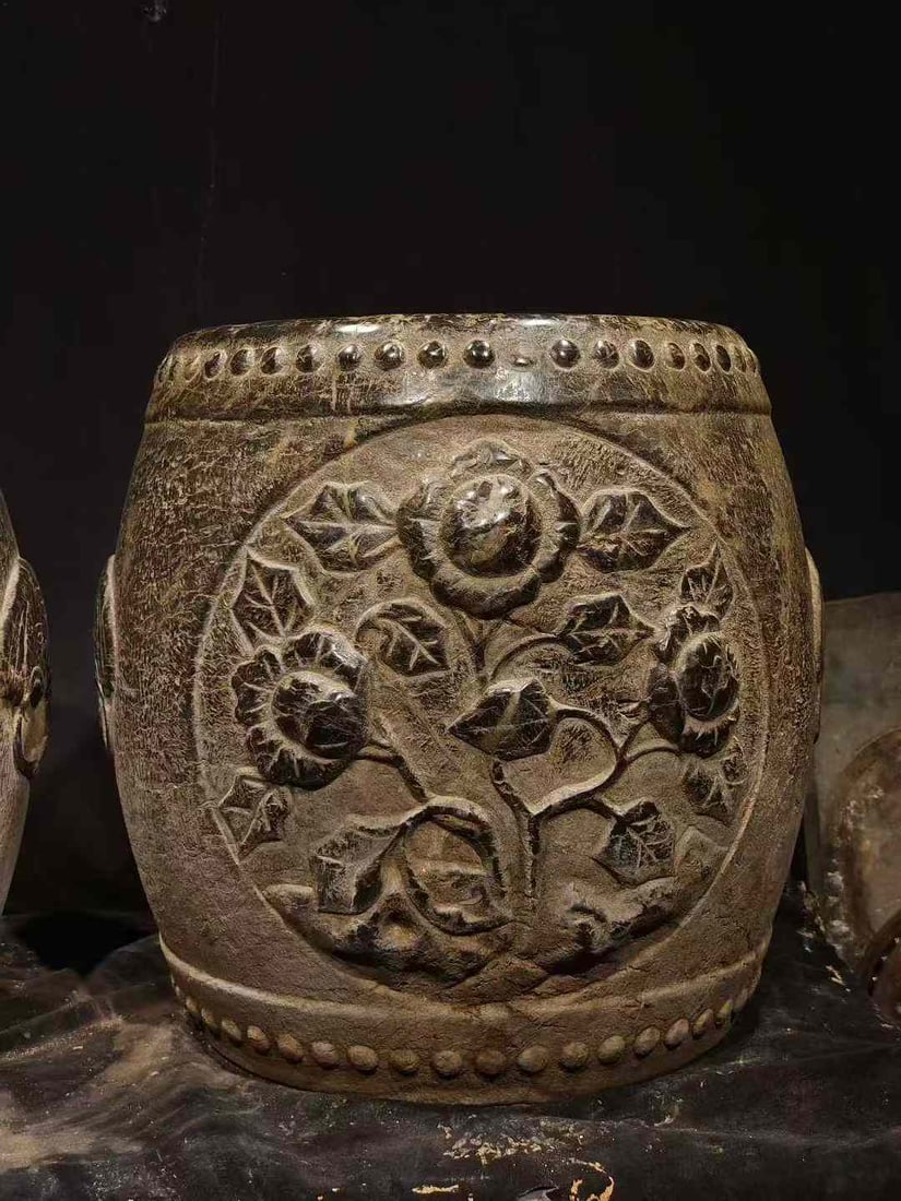 A pair of small stools - 4