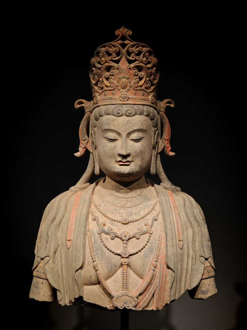 Half-length painted stone statue of Guanyin from the Song Dynasty (1 of 9)