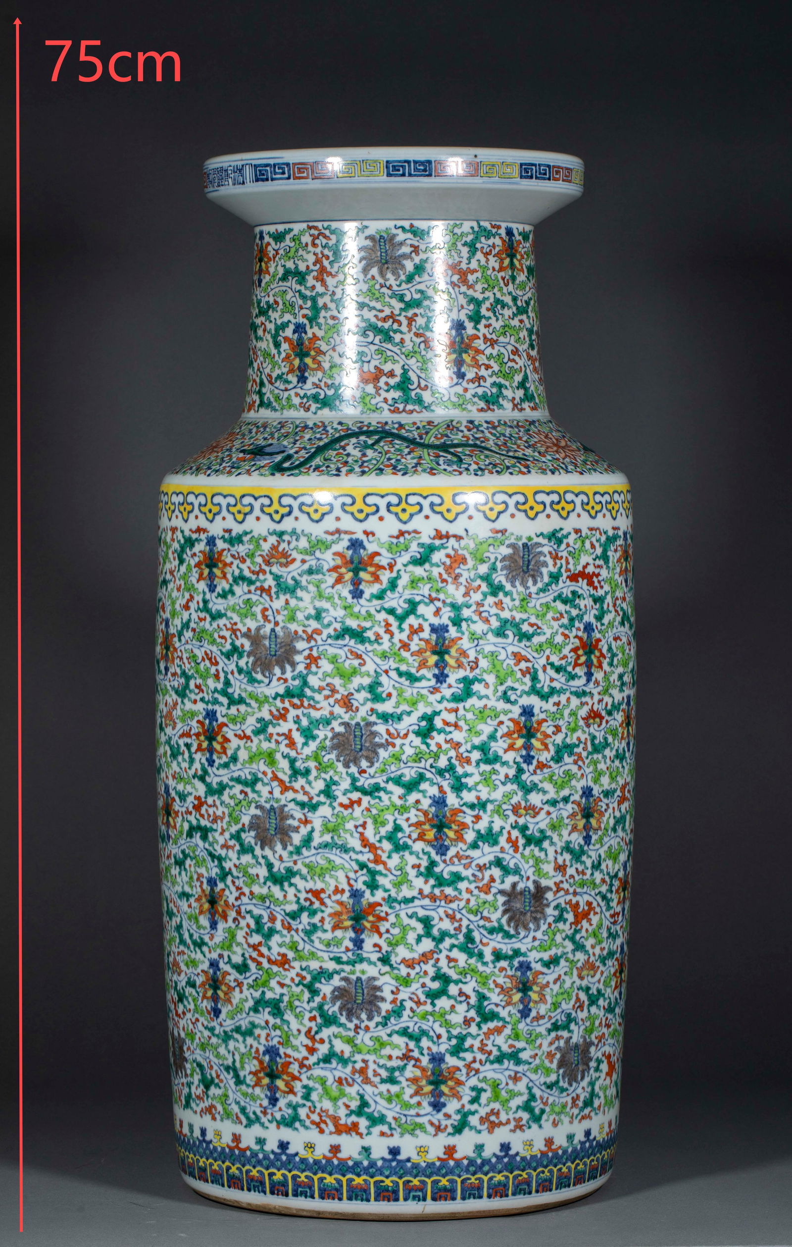 Five-color flower-patterned vase with a flared mouth, made during the Qianlong period of the Qing: Qianlong Wucai Floral Vase. Height 75cm, diameter 30cm. Qing Qianlong Jingdezhen official kiln, an imperial display vessel. Kaolin clay body with wucai glaze. Thrown into shape, fully decorated with