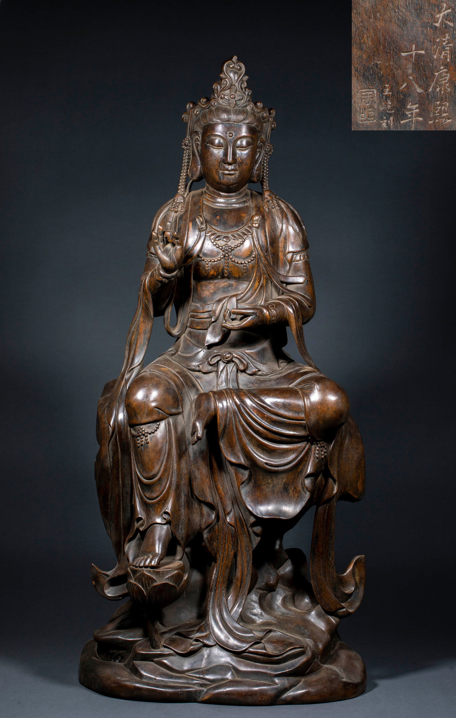 Incense-wood statue of Guanyin from the 18th year of the Kangxi reign of the Qing Dynasty: Kangxi Eighteenth Year Agarwood Guanyin Statue. Height 86cm, length 39cm, width 29cm, weight 8400g. Made by the Qing Imperial Workshop or famous masters in Kangxi period for imperial worship; marked