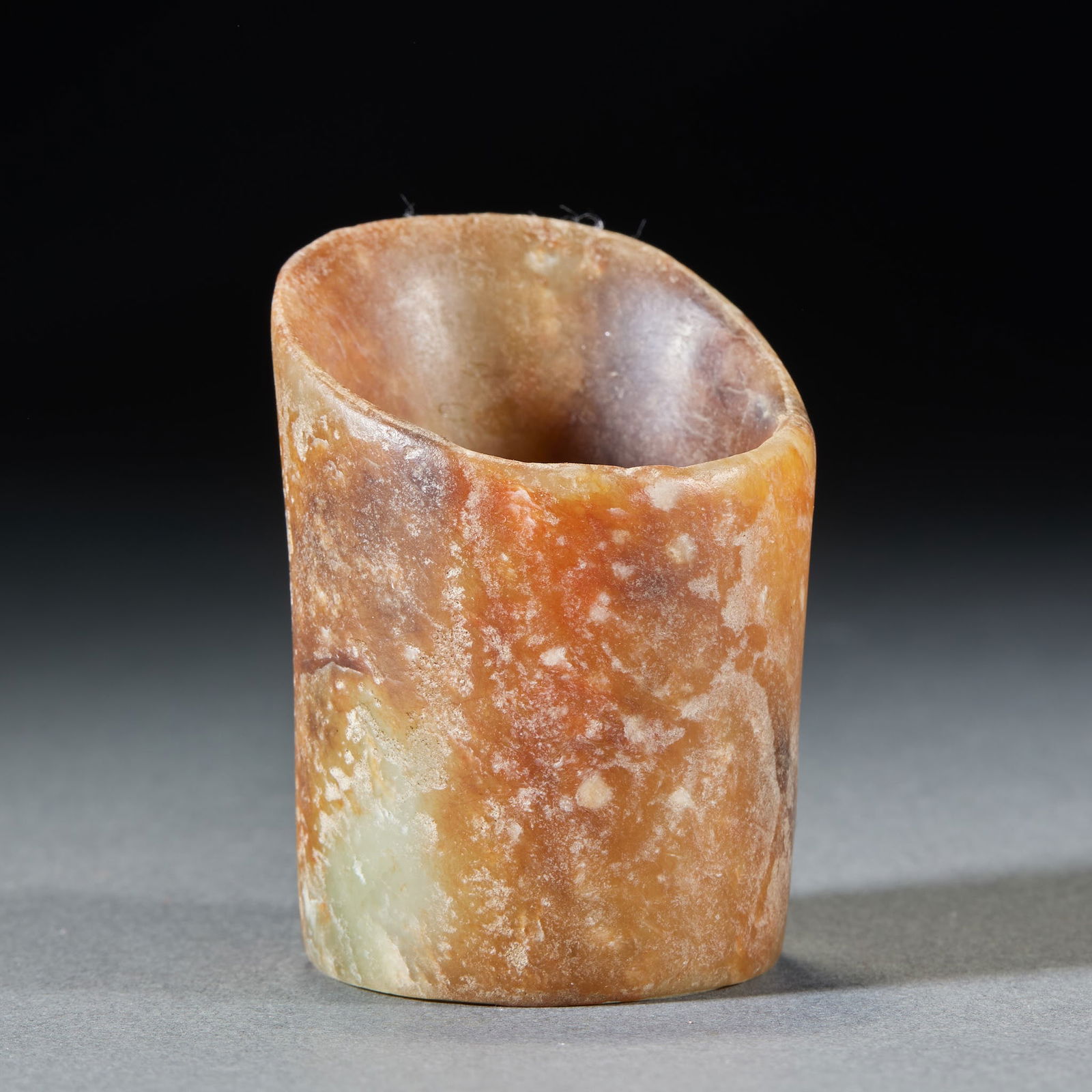Pre-Ming Dynasty horse hoof-shaped jade tube: Horseshoe-Shaped Jade Tube, Pre-Ming Dynasty. Height 6.5cm, length 5cm, width 4.7cm, weight 101g. Hongshan Culture (Neolithic Age) relic, used for ritual or decoration. Xiuyan jade (or local jade) wit