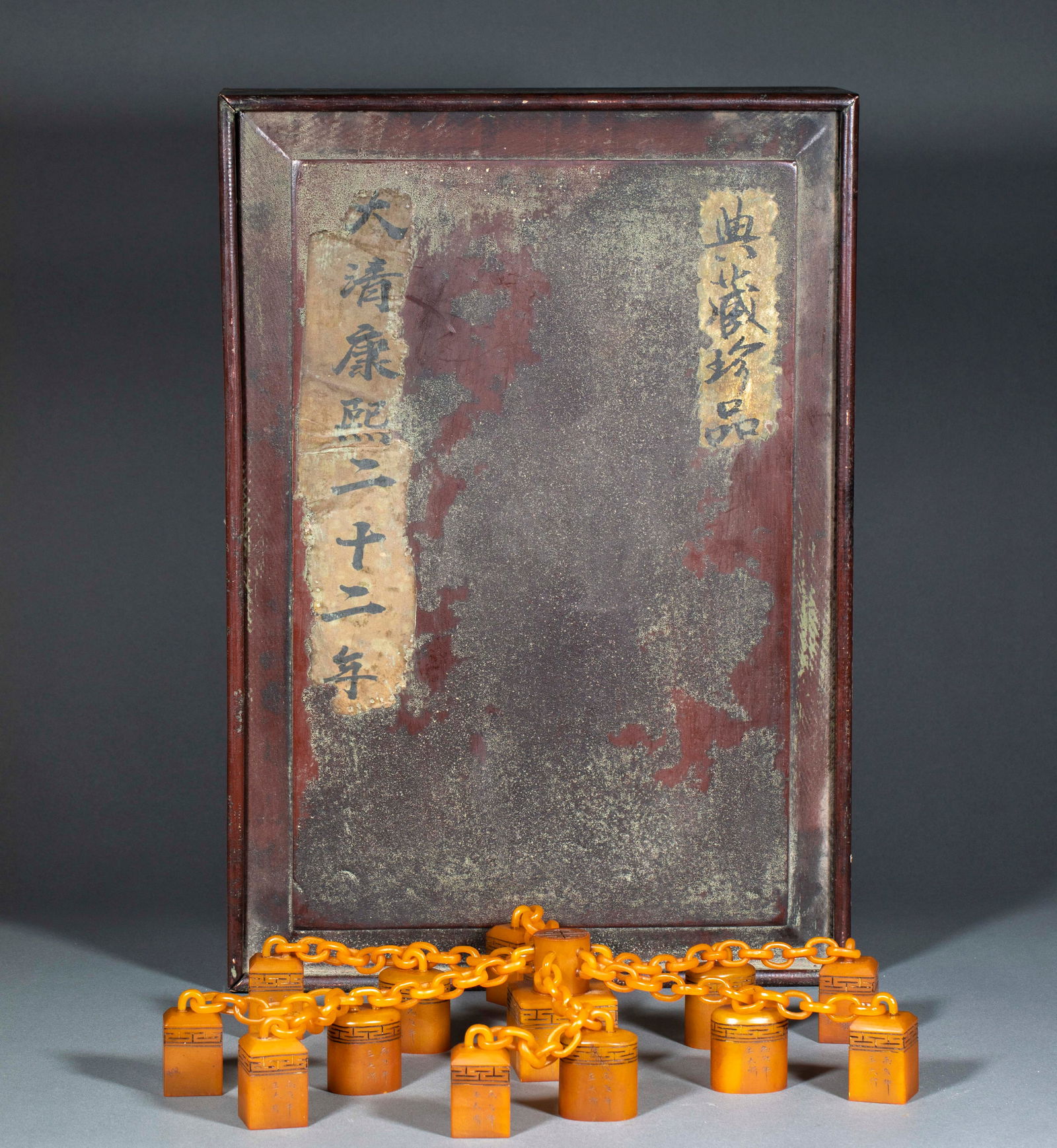Set of seals made of Rongda Bin Tianhuang stone in the Bingwu Year: Bingwu Year Ren Dabin Tianhuang Stone Set Seal. Height 7cm, length 5cm, width 5cm, weight 1771g. Qing literati seal carving work, a set seal (multiple connected seals). Tianhuang stone (top-grade