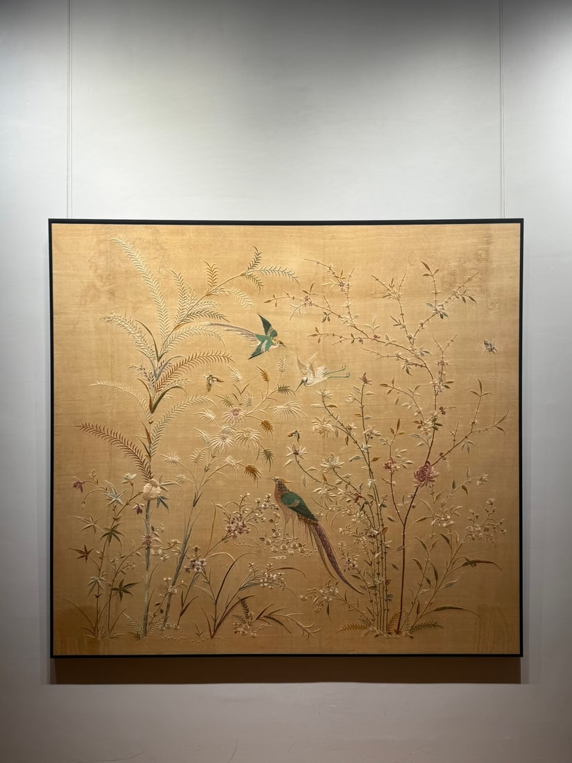 Flower and bird embroidery from Guangdong: The flower and bird Guangdong embroidery measures 164 cm in height and 152 cm in width. It is a representative work of "Guangxi Embroidery" (also known as Guangdong Embroidery) from the Qing Dynasty