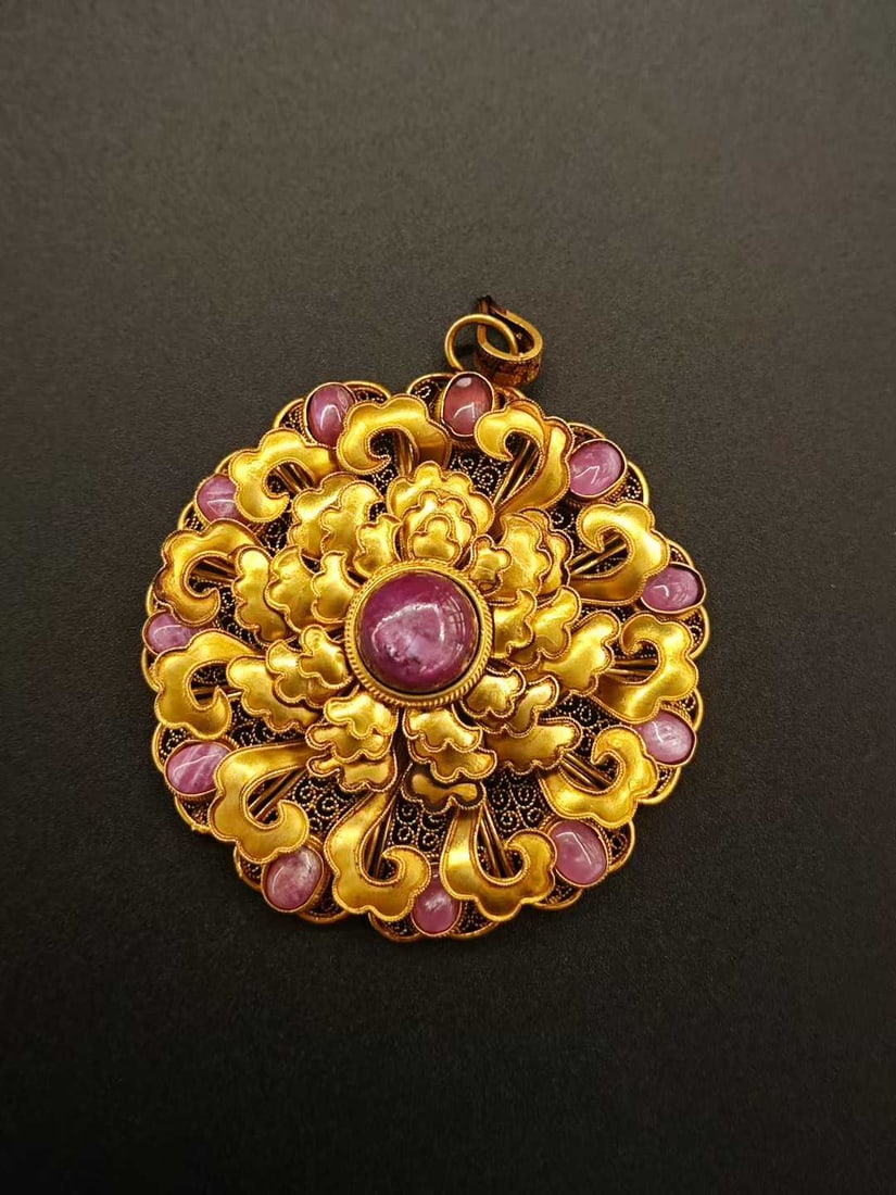 Filigree multi-layered ruby pendant: A multi-layered red gemstone pendant made of gold filigree, with a diameter of 5.6 cm and a weight of 41.86 grams. It is a fine example of the "gold filigree inlay" technique, a type of jewelry from