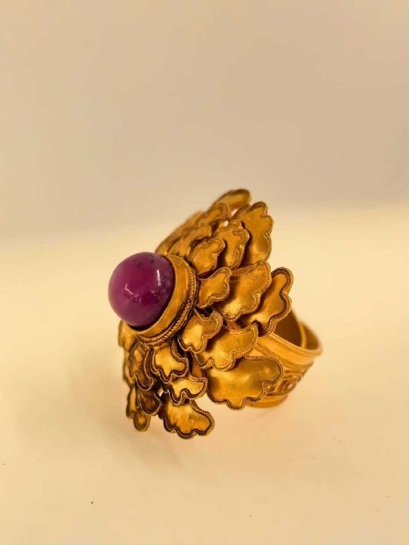 Floral Ring: Flower-shaped Ring 16.9g. A fine piece of court or noble jewelry from the Qing Dynasty? of the "flower wire inlay" technique. Silver (or gold) gilt? with red gemstones (or red beryl). Using wire?