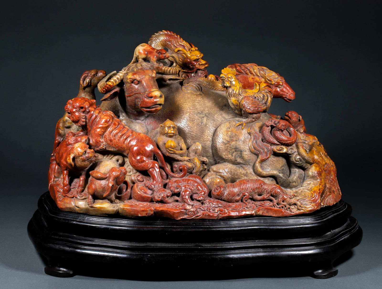 Shoushan Stone Ornament of Twelve Chinese Zodiac, Qing Dynasty: Chong Shou Mountain Stone, Twelve Zodiac Figures, Mountain-shaped Decorative Piece, Height 26cm, Length 45cm, Width 27cm, Weight 309500g. This is a fine carving of Shou Mountain Stone from the mid-to-