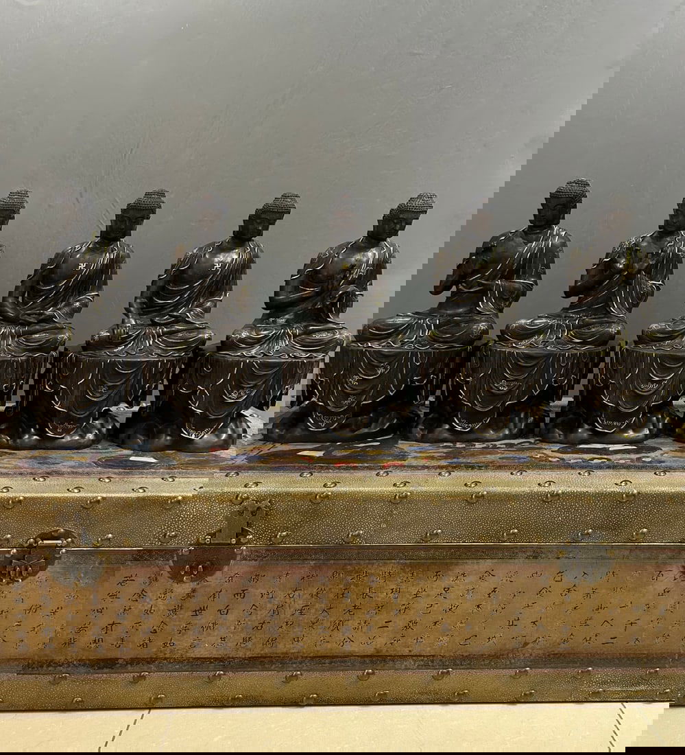 Five Dhyani Buddhas Carved in Agarwood, Qing Dynasty: Qing Dynasty Sandalwood Five-Dragon Buddha, Height 38cm, Width 20cm, Thickness 16cm. A Buddhist statue for worship in the Qing Dynasty court or temple, known as "Five-Dragon Buddha" (central Vairocana