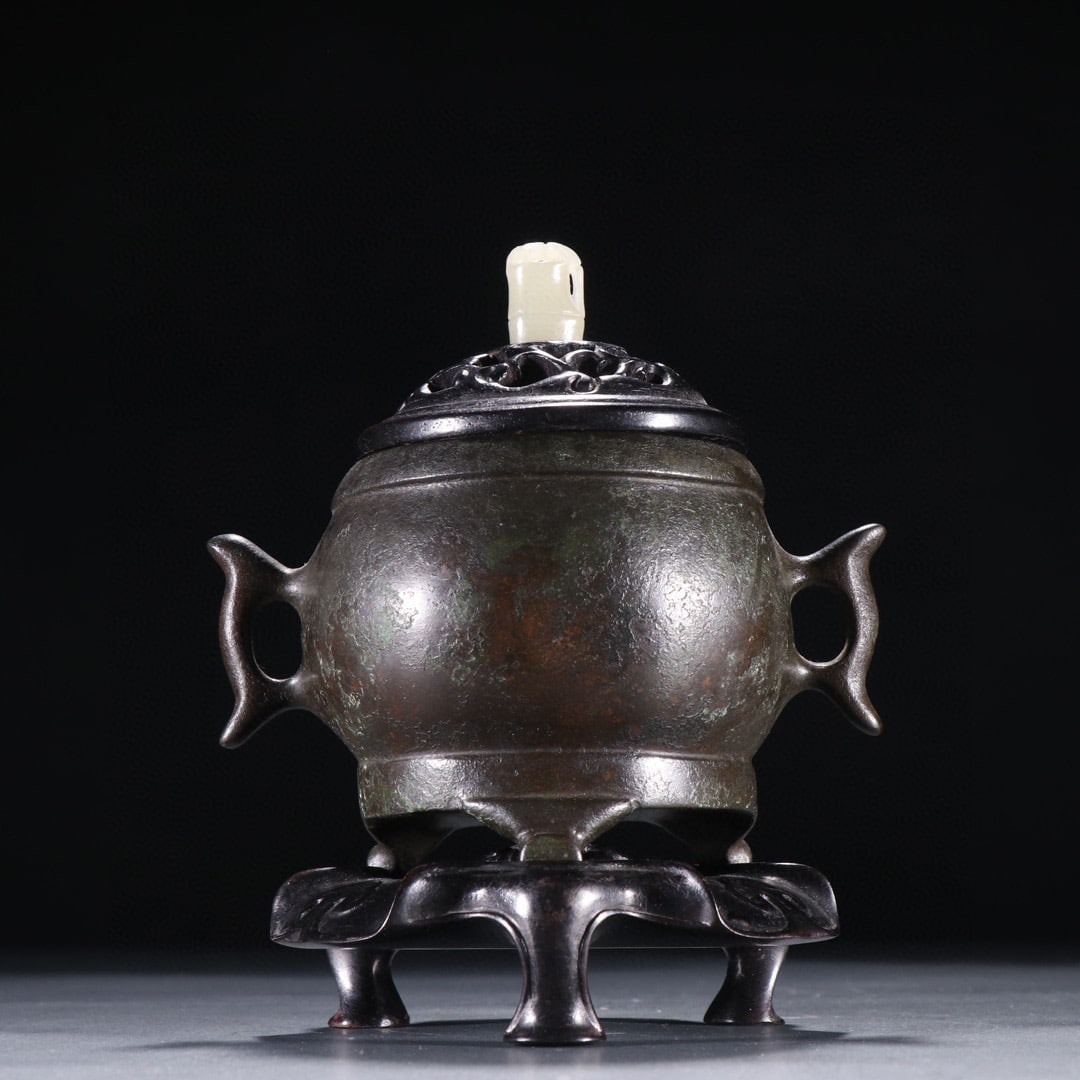 Bronze Double-fish Ear Incense Burner, Mark of Wanzhuzhai: Bronze Double Fish Ear Incense Burner, Wanzhuzhai Mark. Height 14.5cm, width 13cm, weight 1082g. A scholar’s artifact from the mid-late Qing Dynasty; “Wanzhuzhai” was a famous bronze furnace