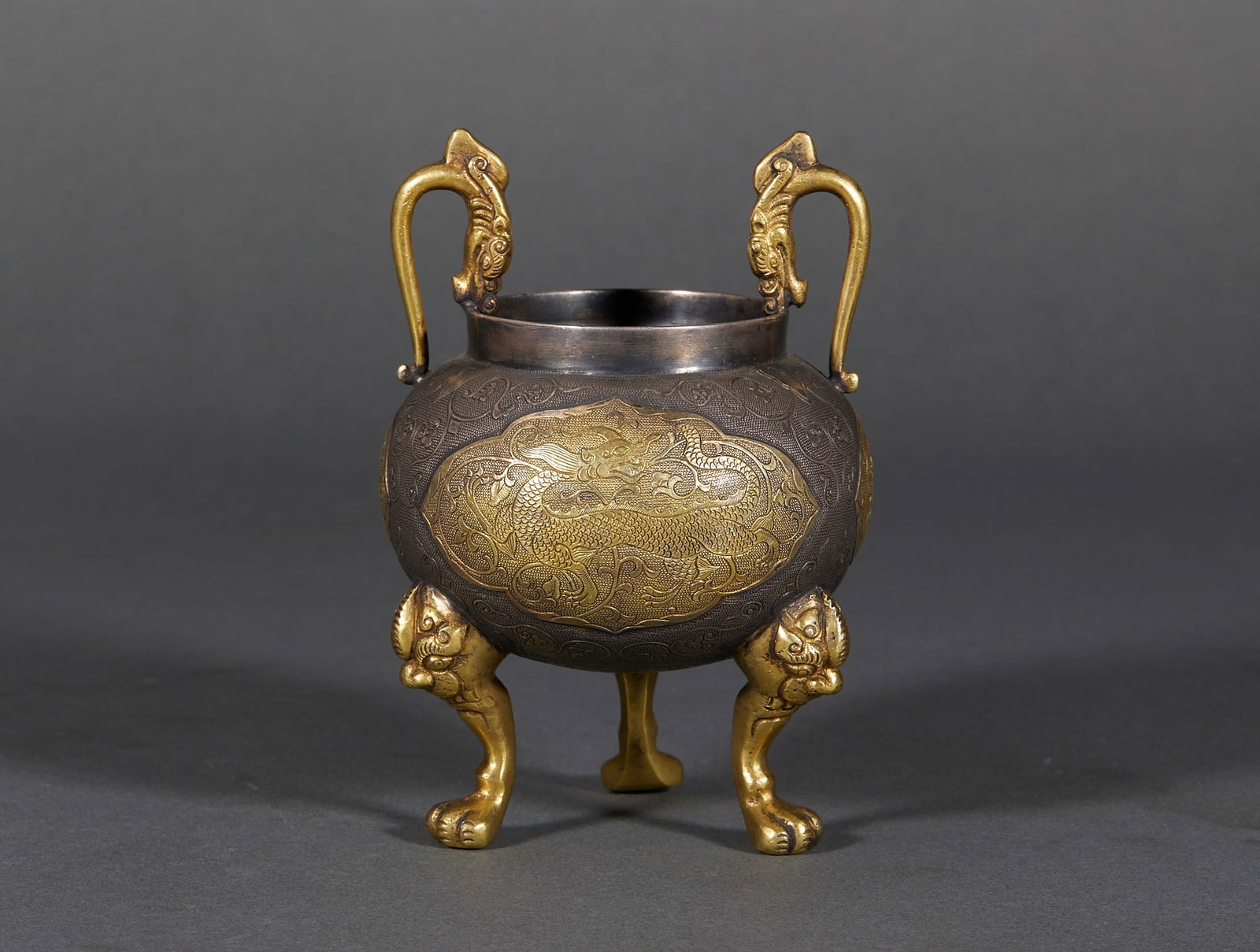 Silver Gilded Incense Burner with Openwork Dragon and Engraved Floral Pattern: Silver-Gilt Incense Burner with Engraved Flowers and Openwork Dragon Patterns, height 12.5cm, diameter 7.5cm, 408g. A court or noble incense vessel of the Qing Dynasty, representative of "silver-gilt"