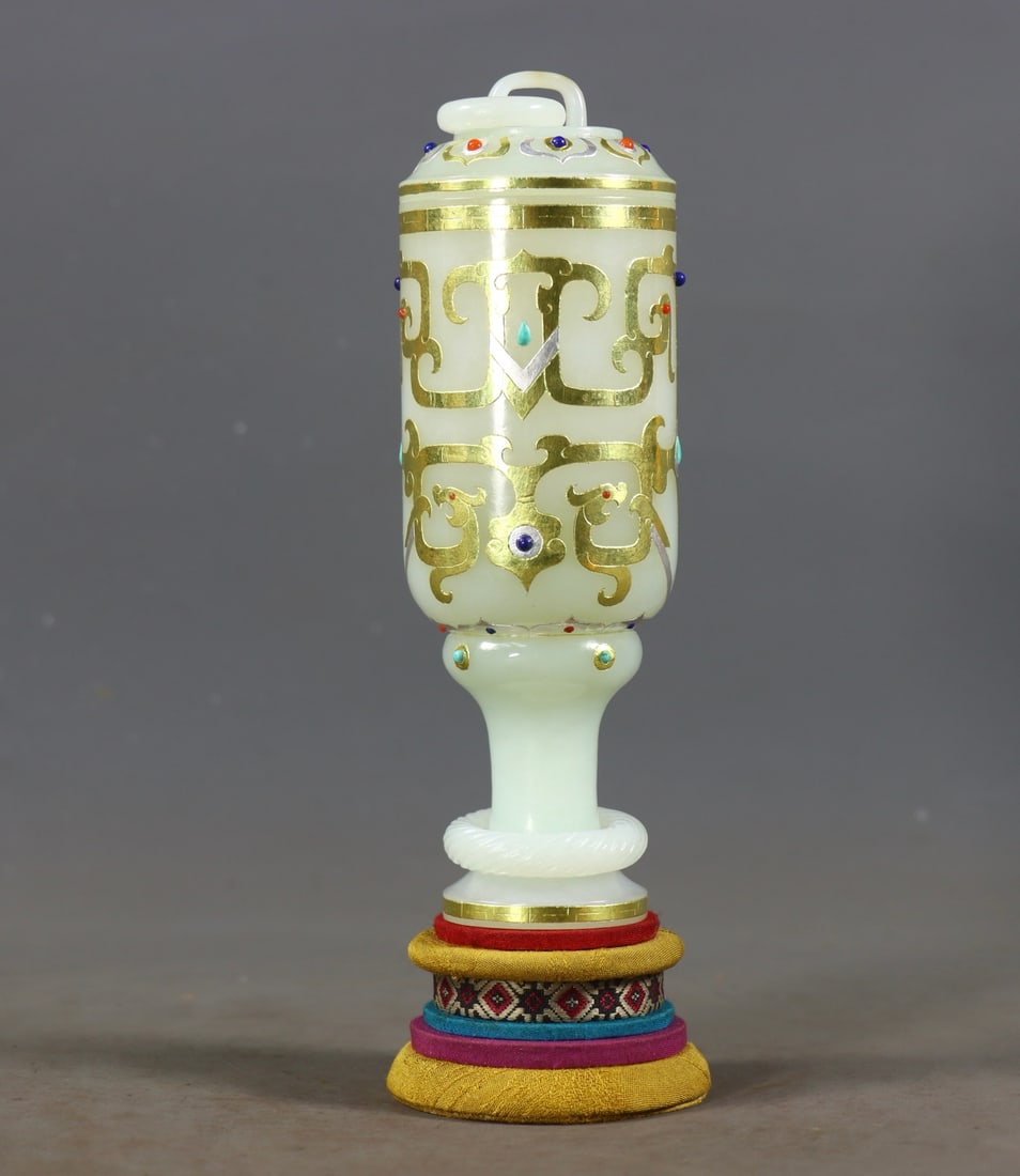 Hotan White Jade Stem Cup with Gold, Silver and Gem Inlay: Hotan White Jade Stem Cup Inlaid with Pure Gold, Silver and Gemstones, height 18cm, mouth diameter 5.5cm, 417g. An imperial wine vessel of the Qing Dynasty, representing the pinnacle of "gold-inlaid