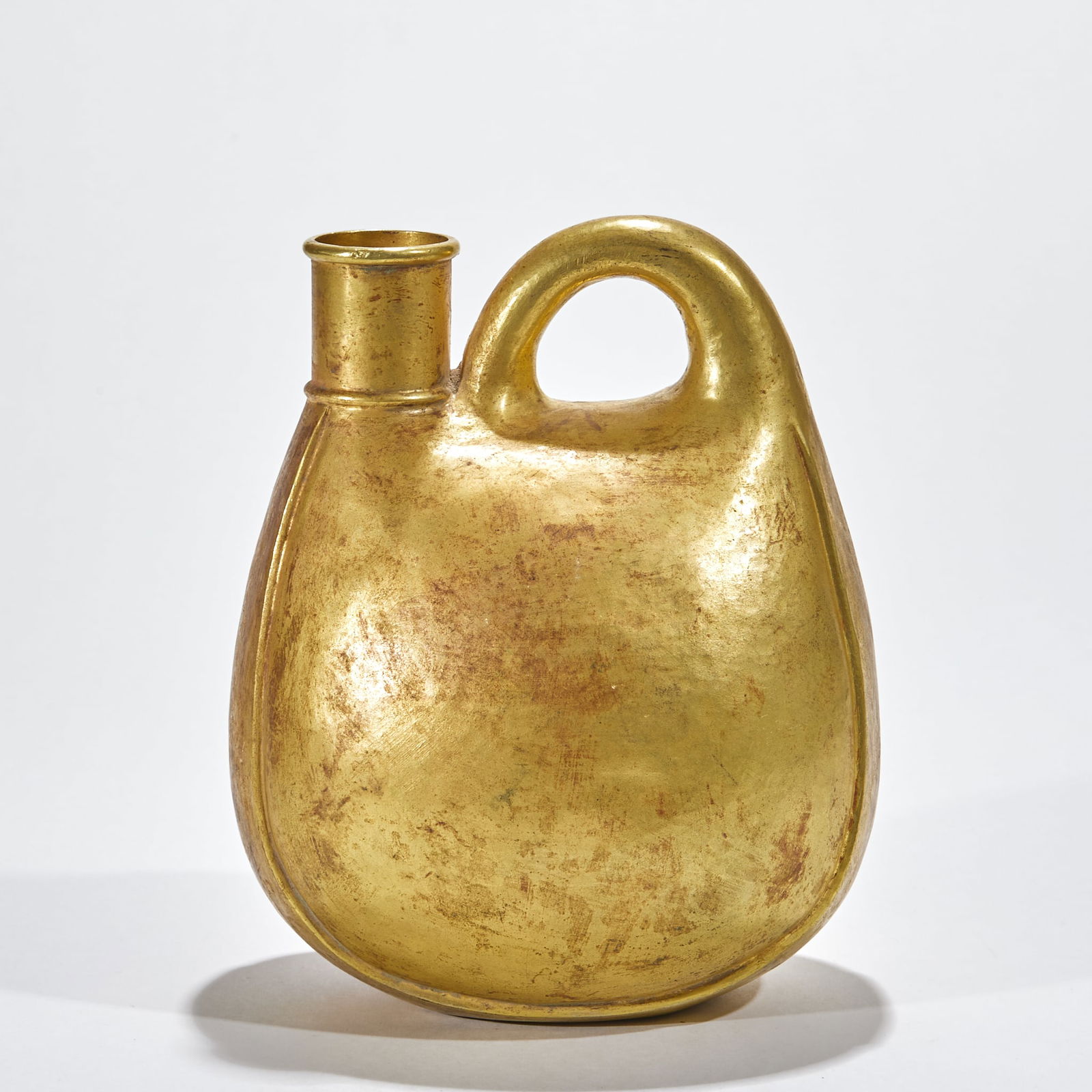 Gold Leather-shaped Flask: Gold Leather Flask, height 18cm, length 14cm, width 9cm, 740g. A wine vessel of the nomadic peoples of the Liao or Tang Dynasty, influenced by Central Plains culture. Solid cast gold, thick and