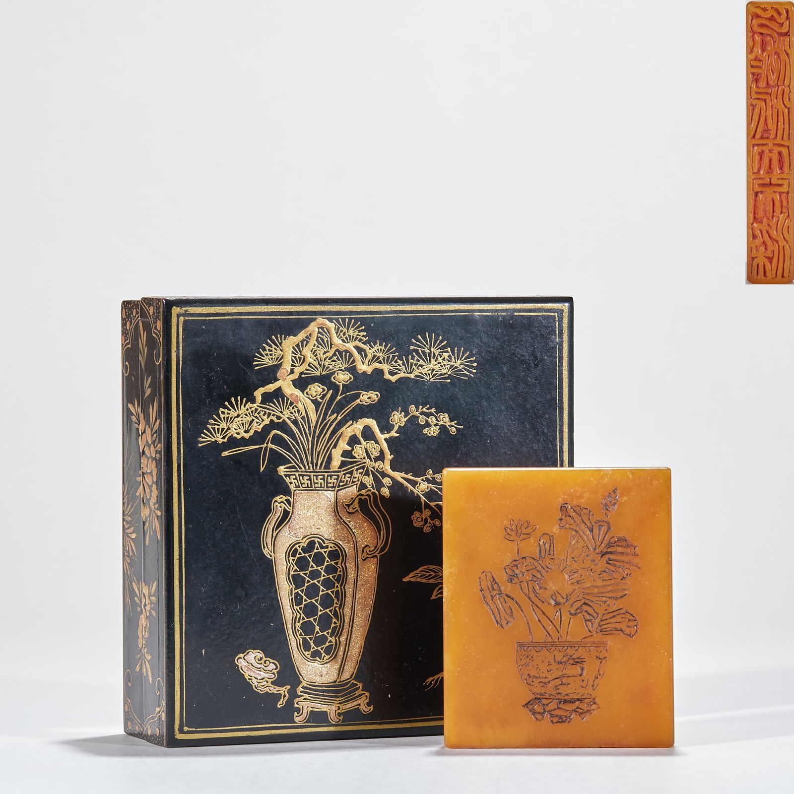 Tianhuang Stone Seal with Antique Pattern: Tianhuang Stone Seal with Antique Design, height 7.5cm, length 6cm, width 1cm, 122g. A modern seal by a noted carver, thin-carved with “antique design”, with original black lacquer