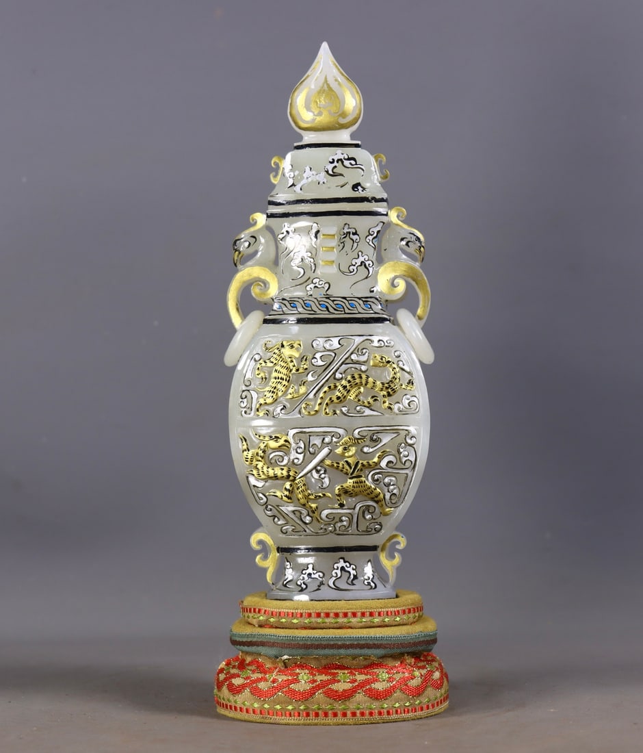 Hotan White Jade Double-ear Vase with Gold Painting: Hotan White Jade Gold-Traced Double-Handled Vase, height 21.5cm, length 7.5cm, width 4.5cm, 575g. A jade ritual vessel made by the Qing Imperial Workshop during the Qianlong period, imitating Warring
