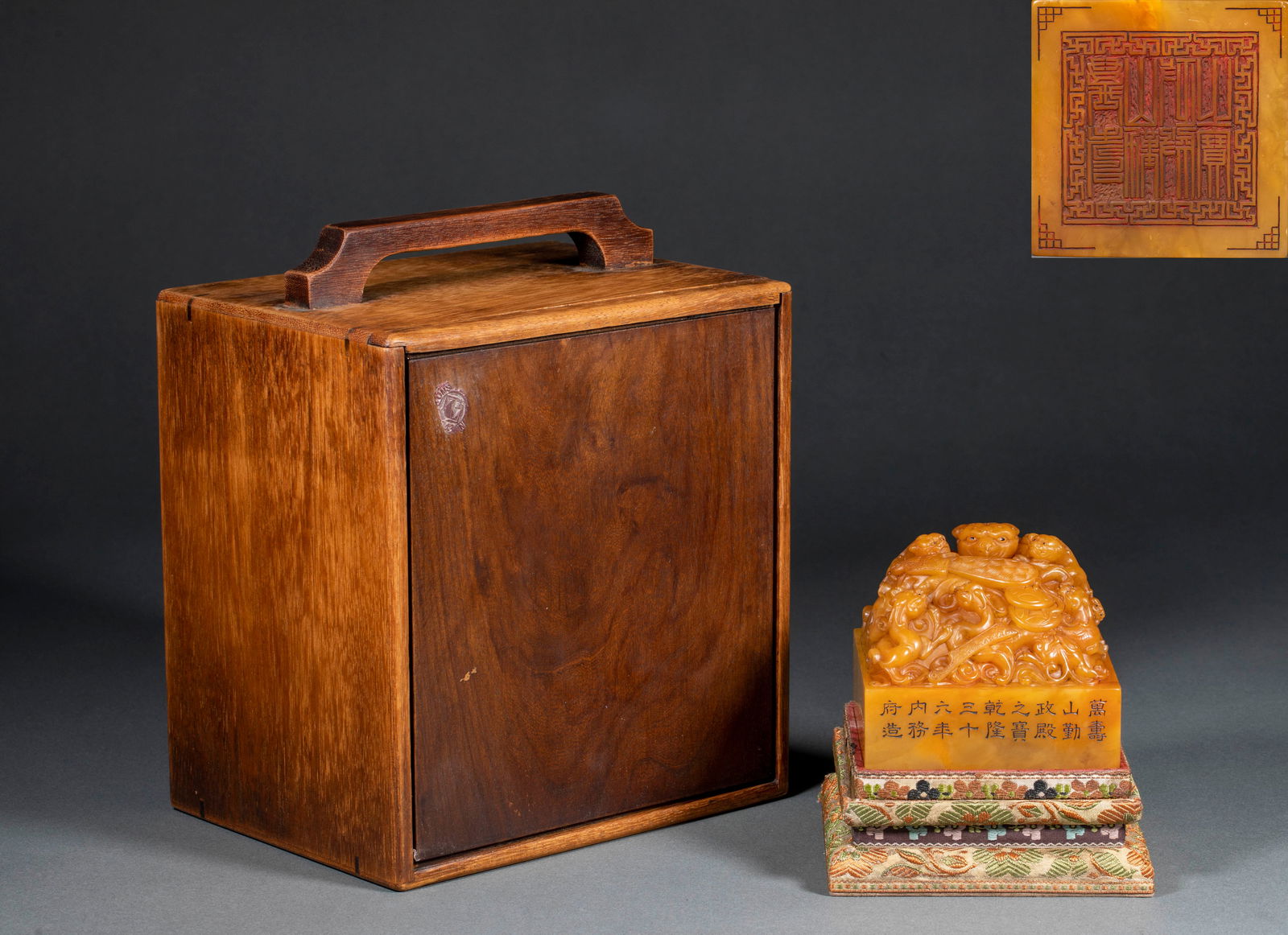 Tianhuang Stone Animal-Knob Seal, Treasure of the Hall of Diligent Government, 36th Year of Qianlong (1 of 11)